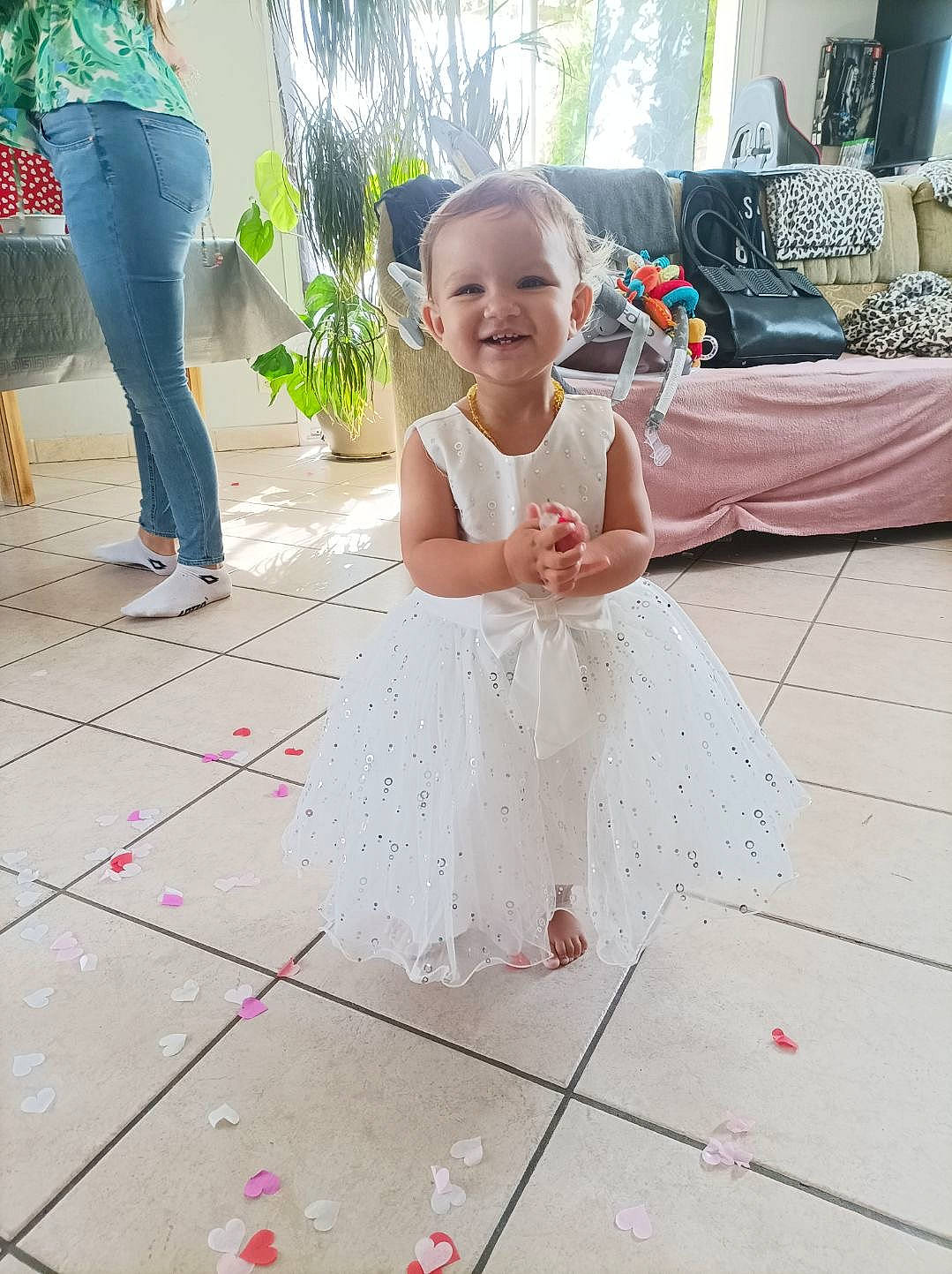 Yeimy a rejoint le concours — aidez-le/la à gagner de superbes lots ! baby, baby_toddler_clothing, child, dress, event, floor, flooring, foot, fun, grass, happy, human_leg, joy, leg, leisure, pattern, person, pink, plant, sandal