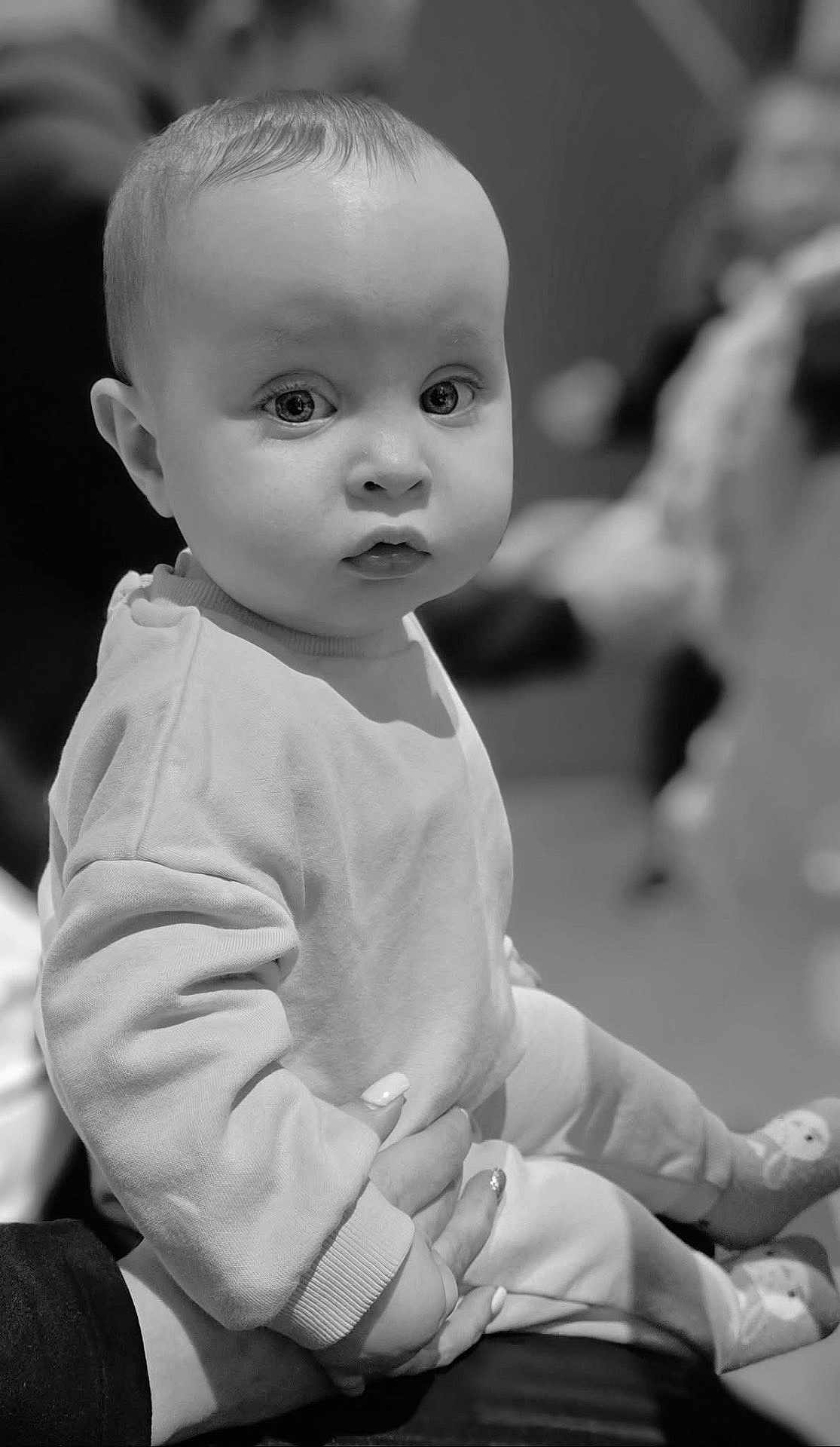 Lyana a rejoint le concours — aidez-le/la à gagner de superbes lots ! baby, child, infant, person, face, eyes, clothing, socks, hand, holding, portrait, cute, expression, soft_focus, indoor, monochrome, black_and_white, young, small, adorable