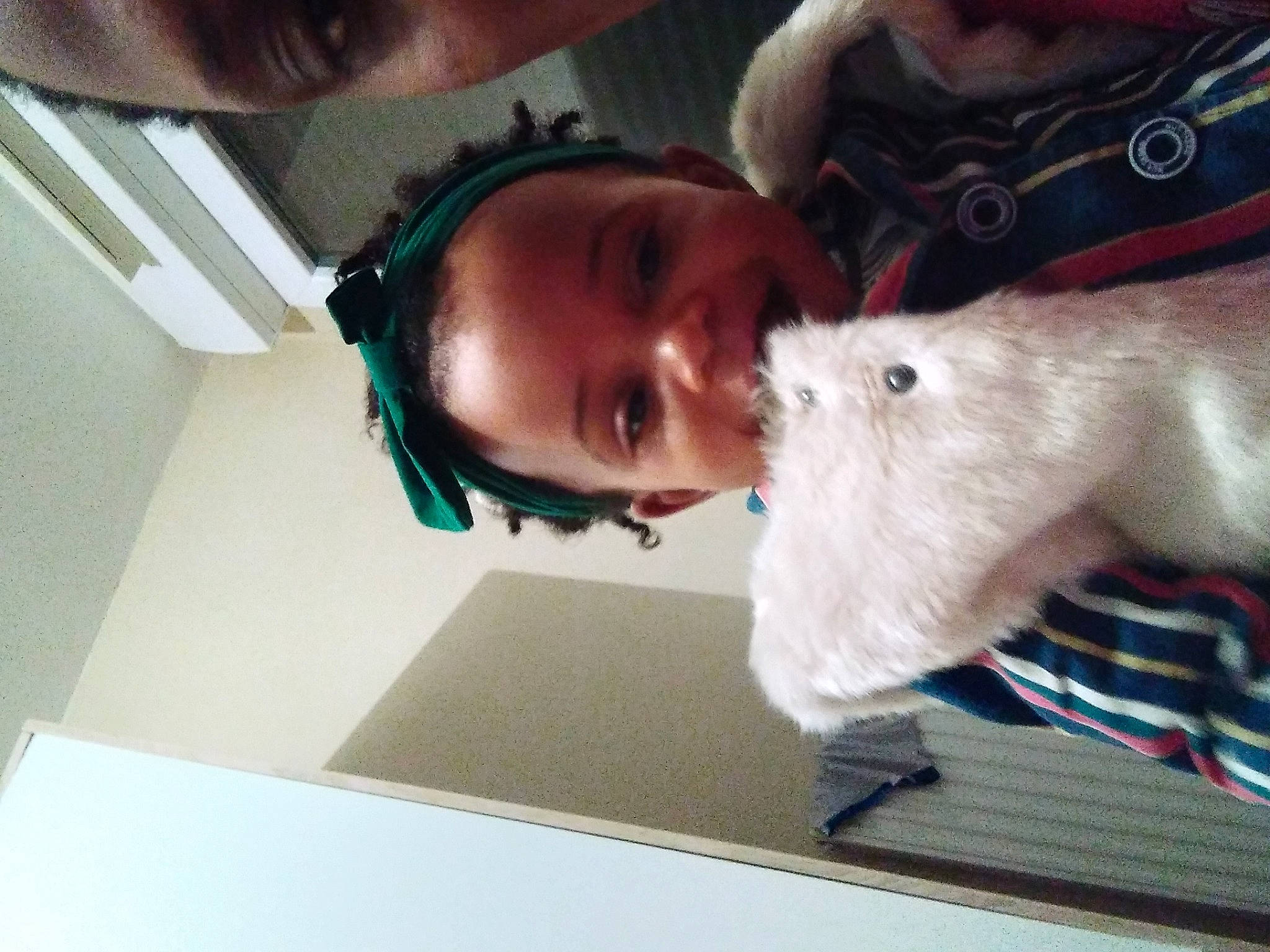 Monica participe au concours pour gagner de l'argent avec cette photo : cheek, chin, cool, forehead, fur, guinea_pig, hairstyle, human, iris, jaw, mouse, organ, person, rodent, selfie, skin, textile, throat