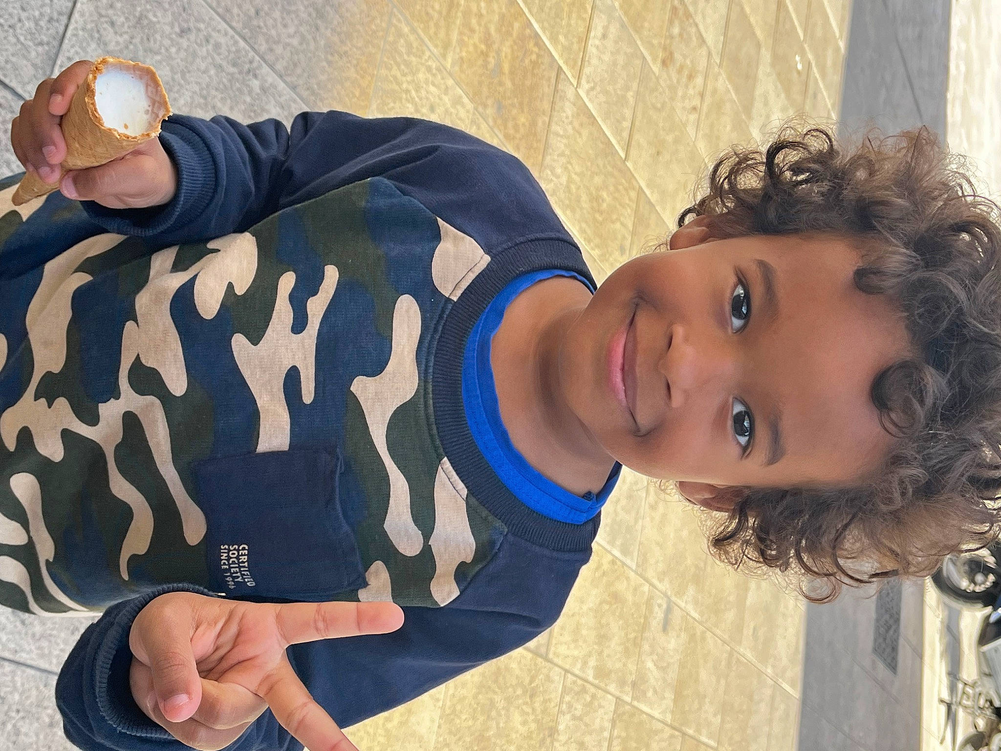 Ahmed participe au concours pour gagner de l'argent avec cette photo : baby_toddler_clothing, child, elbow, electric_blue, fun, happy, hat, human_leg, joy, knee, leisure, mammal, pattern, person, portrait_photography, sitting, sleeve, t_shirt, thigh, toddler