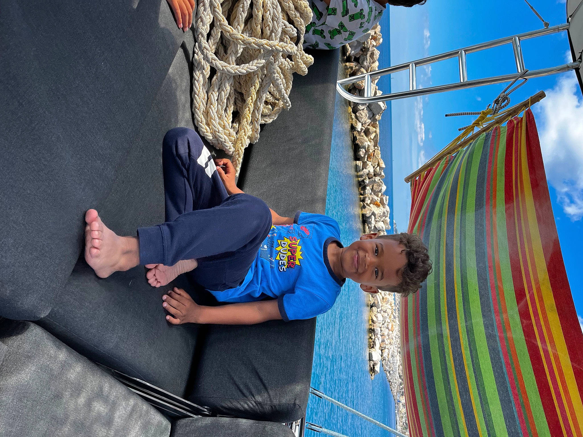 Ahmed a rejoint le concours — aidez-le/la à gagner de superbes lots ! denim, electric_blue, electrical_supply, event, fun, joy, leisure, performance, performance_art, person, pole, recreation, rope, sitting, sky, t_shirt, tourism, tradition, travel, tree