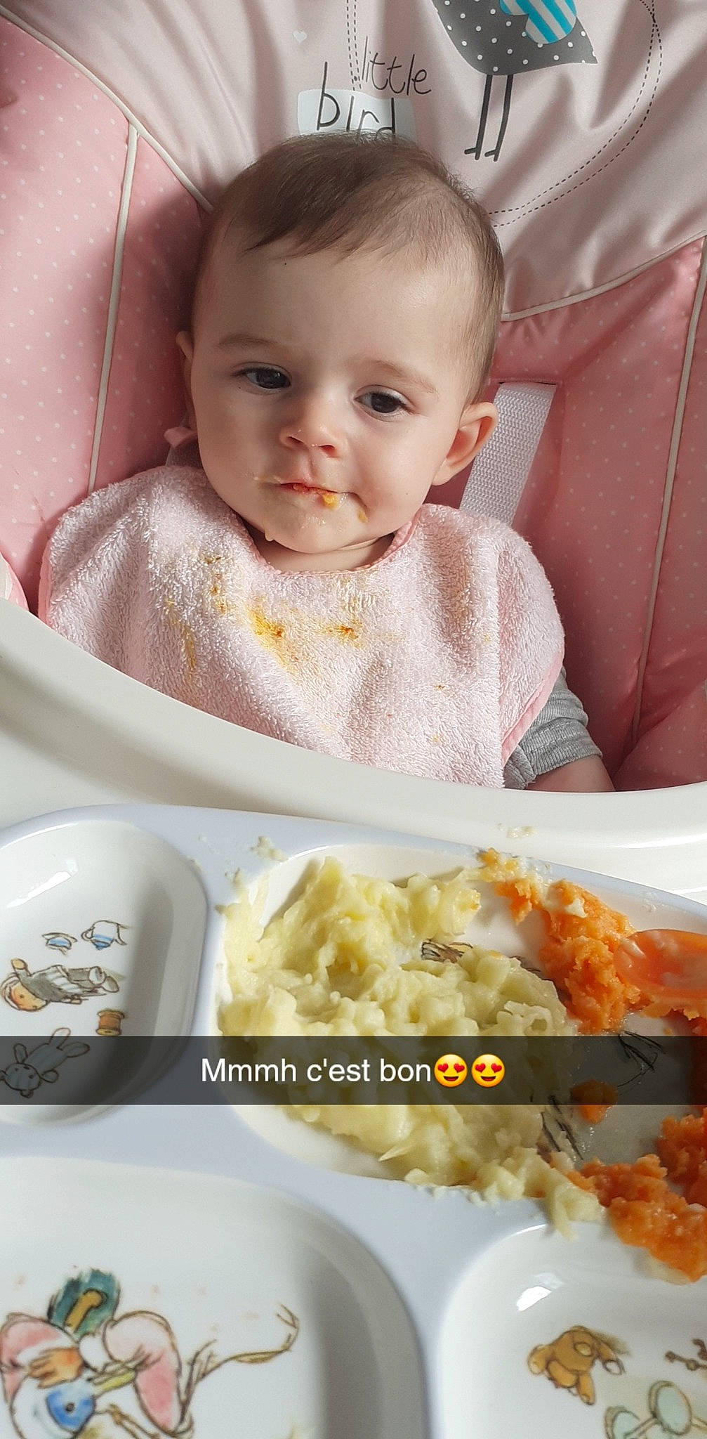 Chloé a rejoint le concours — aidez-le/la à gagner de superbes lots ! baby, baby_toddler_clothing, chair, comfort_food, cuisine, dish, dishware, drinkware, eating, face, food, head, junk_food, person, plate, recipe, serveware, sleeve, t_shirt, tableware