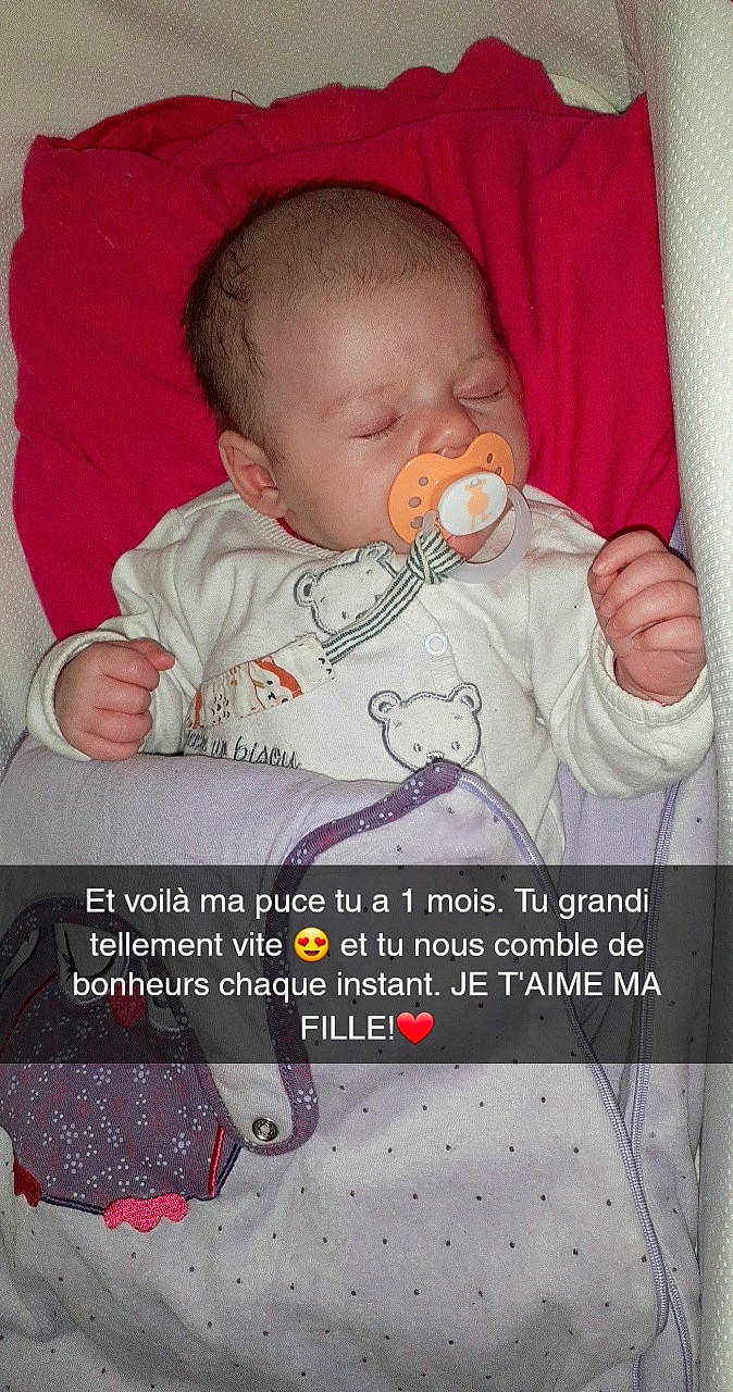 Chloé participe au concours pour gagner de l'argent avec cette photo : arm, baby, baby_toddler_clothing, cheek, chin, comfort, eye, facial_expression, finger, hand, happy, head, human, mouth, nose, organ, person, skin, sleeve, textile