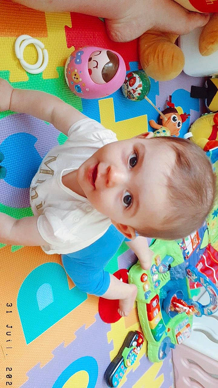 Chloé a rejoint le concours — aidez-le/la à gagner de superbes lots ! baby, baby_playing_with_toys, baby_products, baby_toddler_clothing, baby_toys, blue, cheek, child, fun, happy, head, leisure, linens, mammal, person, play, product, room, textile, toddler