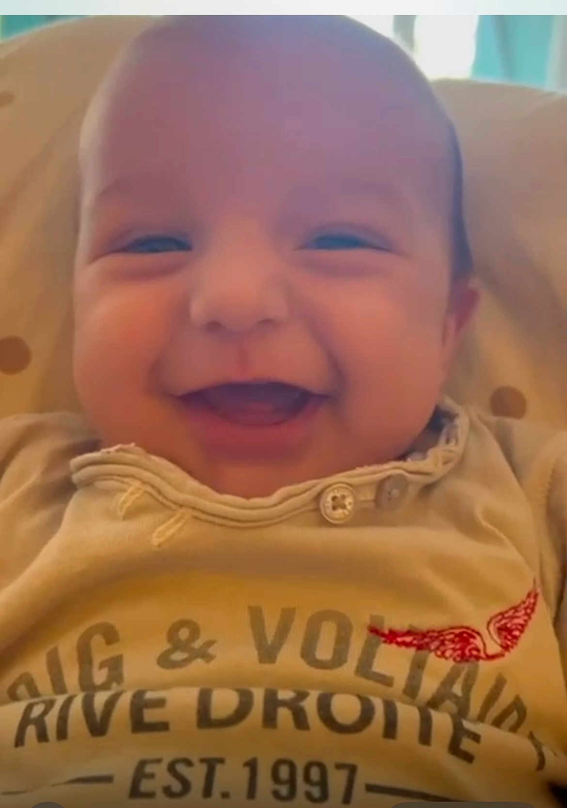 Ghjuvanni a rejoint le concours — aidez-le/la à gagner de superbes lots ! baby, smiling, face, infant, clothing, beige, closeup, happy, child, person, portrait, casual, cute, young, sitting, text, button, fabric, indoors, soft