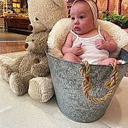 Catalyna a rejoint le concours — aidez-le/la à gagner de superbes lots ! baby, bucket, headband, teddy_bear, plush_toy, blanket, indoor, child, soft_toy, metal_bucket, curious, seated, clothing, floor, decor, person, cute, expression, small_child, toy