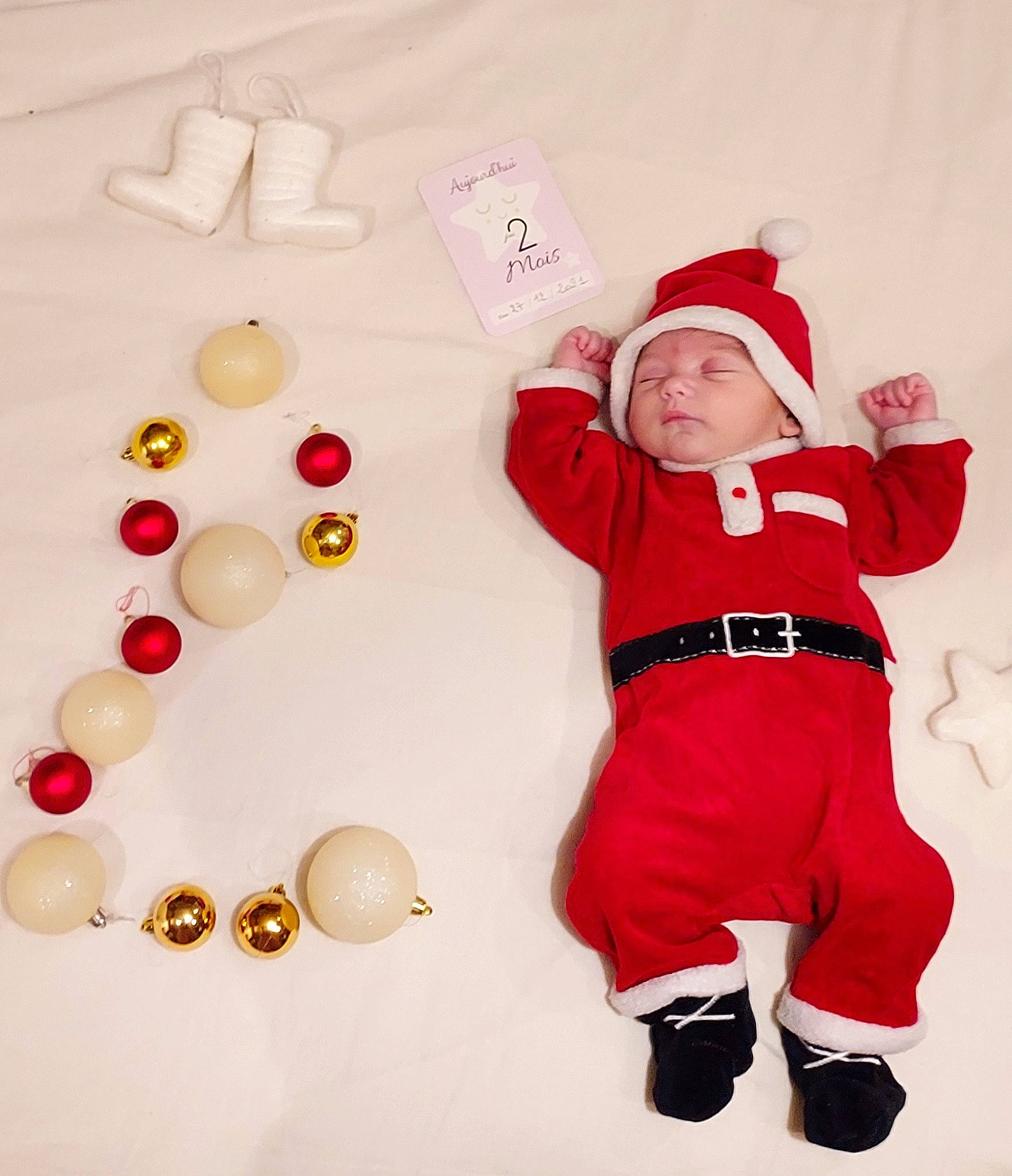 Eden participe au concours pour gagner de l'argent avec cette photo : baby, baby_toddler_clothing, balloon, carmine, child, christmas_eve, circle, design, event, fictional_character, font, fun, gesture, happy, hat, headwear, holiday, party_supply, person, play