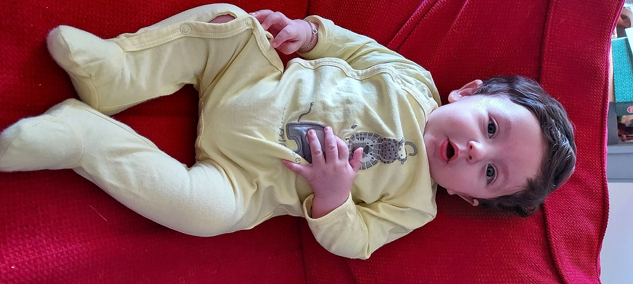 Eden participe au concours pour gagner de l'argent avec cette photo : arm, comfort, couch, eye, finger, gesture, glasses, hand, head, human_body, joint, leg, mammal, mouth, nose, outerwear, person, pink, skin, sleeve