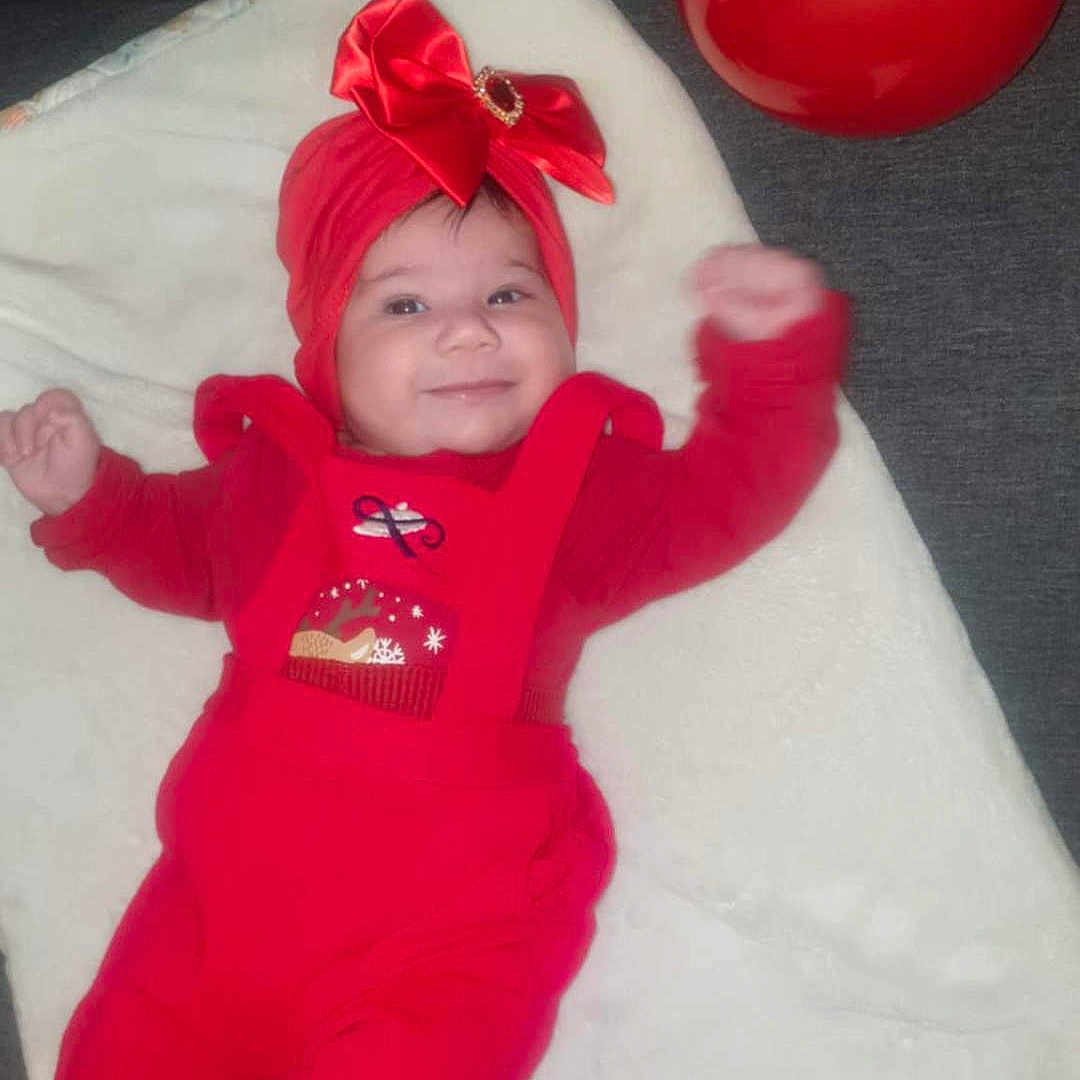 Léa a rejoint le concours — aidez-le/la à gagner de superbes lots ! baby, ball, balloon, cap, clothing, costume, face, football, furniture, glove, hat, head, indoors, pants, people, person, photography, portrait, purple, soccer