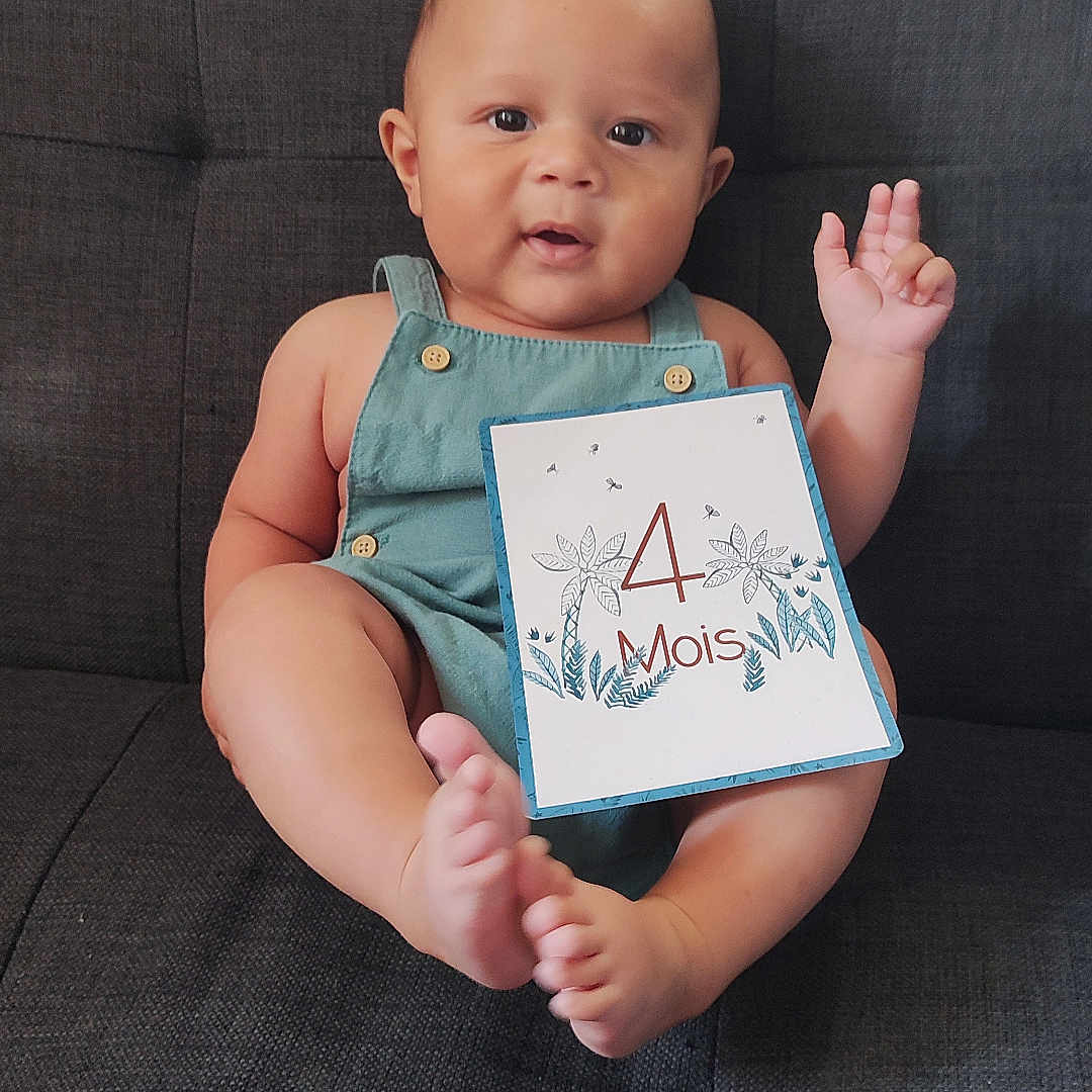 Ayden a rejoint le concours — aidez-le/la à gagner de superbes lots ! baby, bodypart, chair, clothing, couch, face, finger, furniture, hand, handwriting, happy, head, newborn, pants, person, photography, portrait, sitting, smile, text