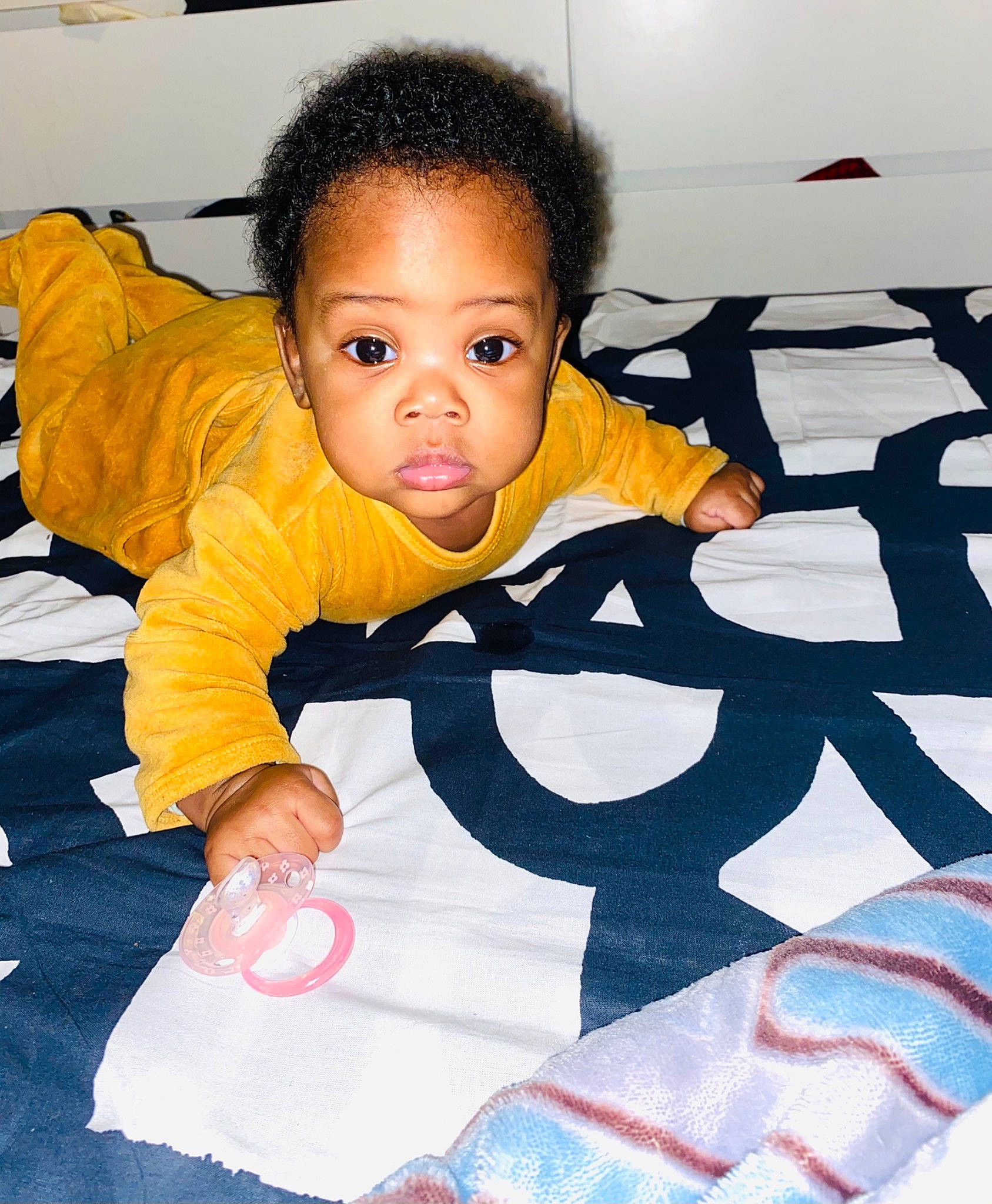 Kamelea participe au concours pour gagner de l'argent avec cette photo : baby, baby_products, baby_toddler_clothing, cheek, child, comfort, cool, finger, happy, linens, nose, pattern, person, play, product, room, sitting, sleeve, thumb, toddler