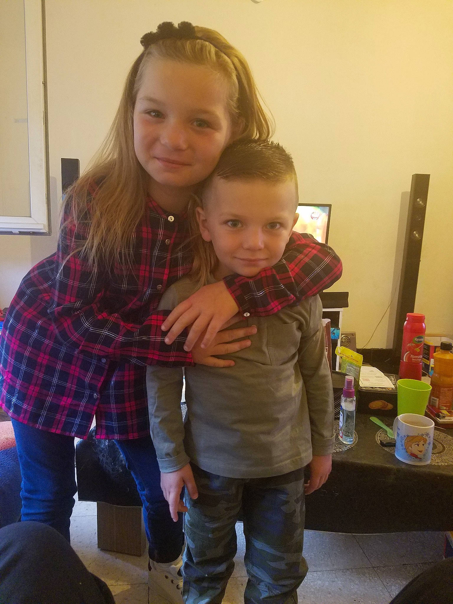 Louna participe au concours pour gagner de l'argent avec cette photo : child, daughter, design, iris, joint, joy, pattern, person, plaid, shoulder, sibling, skin, smile, standing, tartan, textile, toddler, trunk