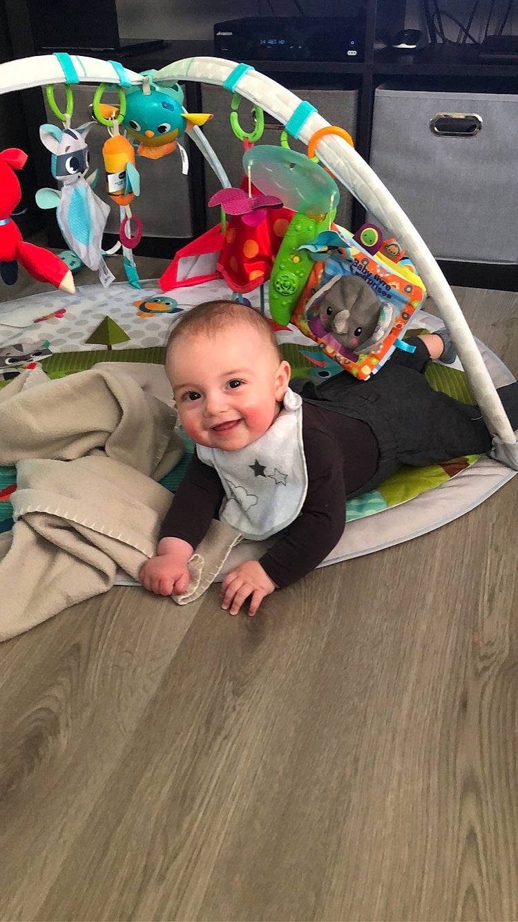 Evhan a rejoint le concours — aidez-le/la à gagner de superbes lots ! baby, baby_products, baby_toys, child, floor, flooring, joy, person, play, product, toddler, toy