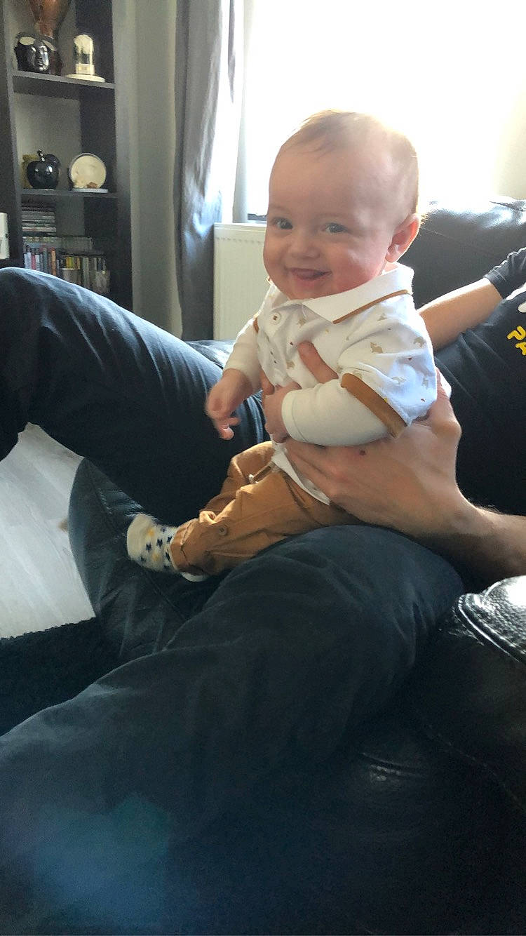 Evhan participe au concours pour gagner de l'argent avec cette photo : arm, baby, child, comfort, elbow, hand, joint, joy, knee, leg, person, shoulder, sitting, skin, toddler, vacation