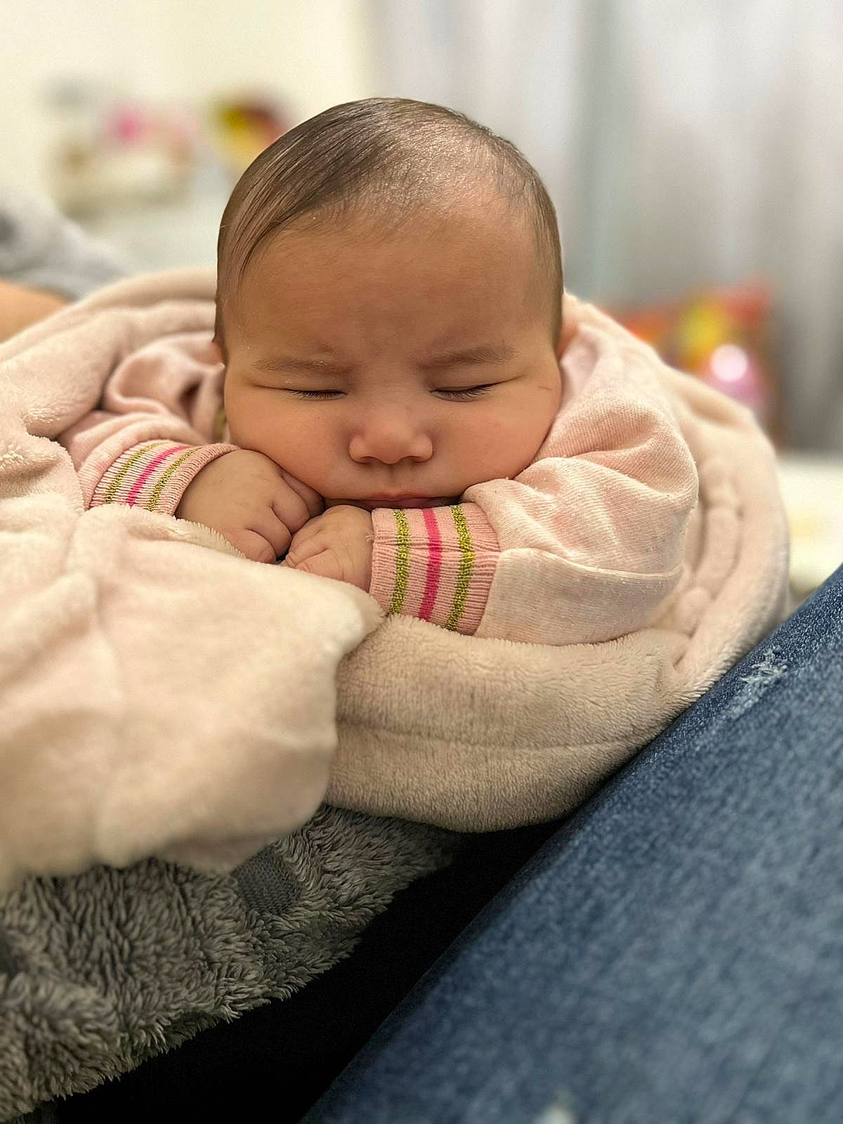 Bouzid Soulef participe au concours pour gagner de l'argent avec cette photo : baby, baby_products, baby_toddler_clothing, bedtime, cheek, chin, comfort, eye, flooring, grass, happy, iris, linens, lip, nose, person, portrait_photography, room, sitting, toddler