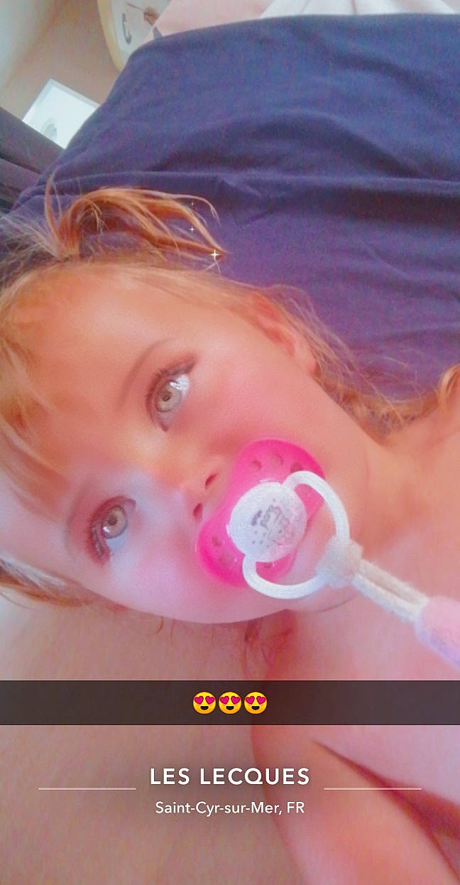 Kim a rejoint le concours — aidez-le/la à gagner de superbes lots ! baby, cheek, ear, eye, eyebrow, eyelash, facial_expression, hairstyle, happy, iris, lip, magenta, mouth, nose, organ, person, petal, pink, skin, smile