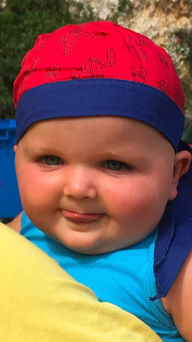 Nélio a rejoint le concours — aidez-le/la à gagner de superbes lots ! baby, beanie, bonnet, cap, cheek, child, clothing, face, forehead, head, headgear, headwear, joy, knit_cap, person, smile, toddler