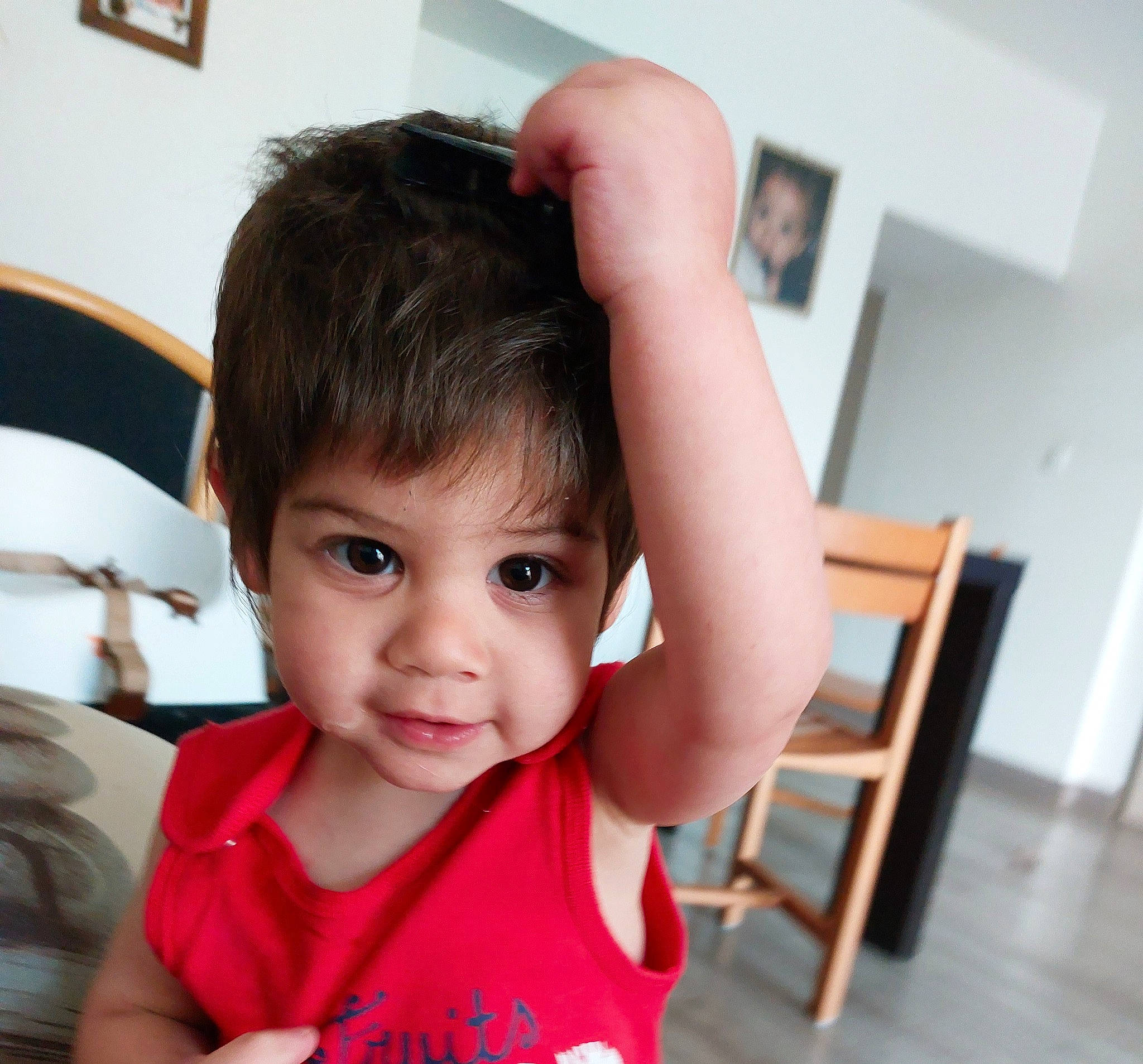 Ashley participe au concours pour gagner de l'argent avec cette photo : bangs, black_hair, cheek, child, ear, elbow, eyelash, finger, gesture, hairstyle, happy, lip, neck, nose, person, shoulder, skin, sleeve, smile, t_shirt