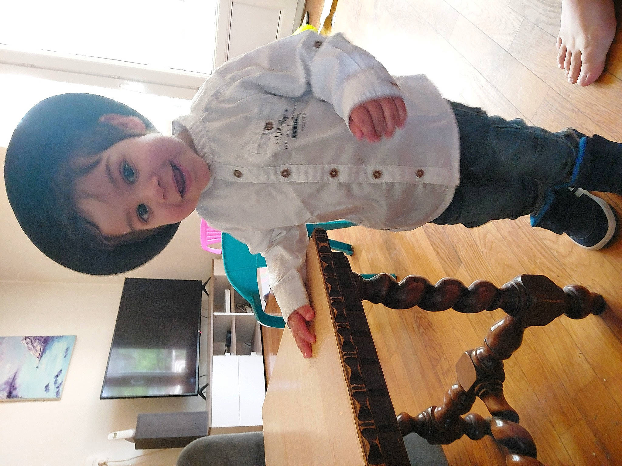 Ashley participe au concours pour gagner de l'argent avec cette photo : carmine, child, costume, fashion_design, fictional_character, glove, joy, machine, person, personal_protective_equipment, room