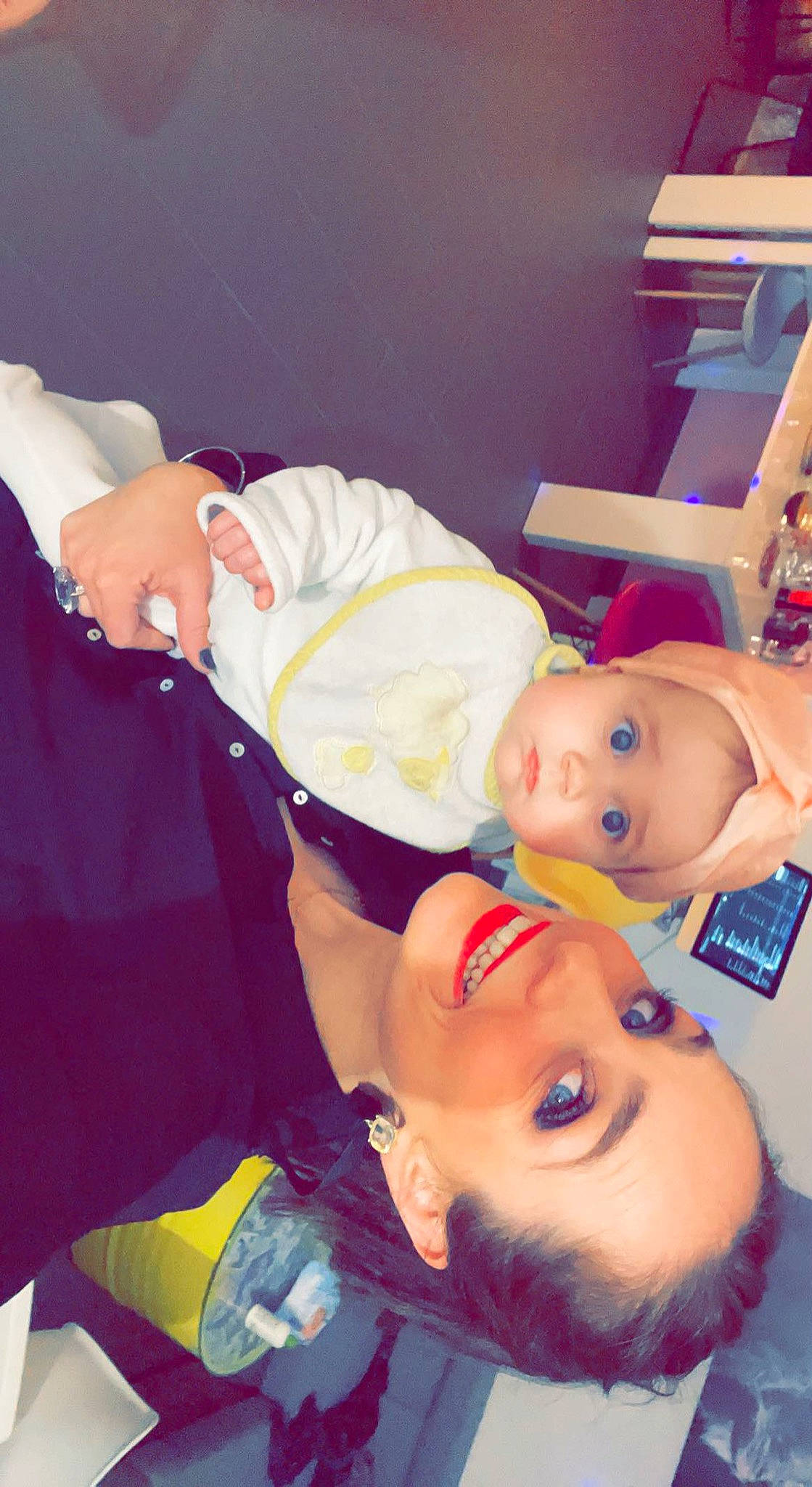 Nina a rejoint le concours — aidez-le/la à gagner de superbes lots ! baby, baby_products, baby_toddler_clothing, cheek, child, comfort, elbow, flooring, fun, happy, hat, joy, mouth, person, room, sitting, skin, smile, toddler, yellow