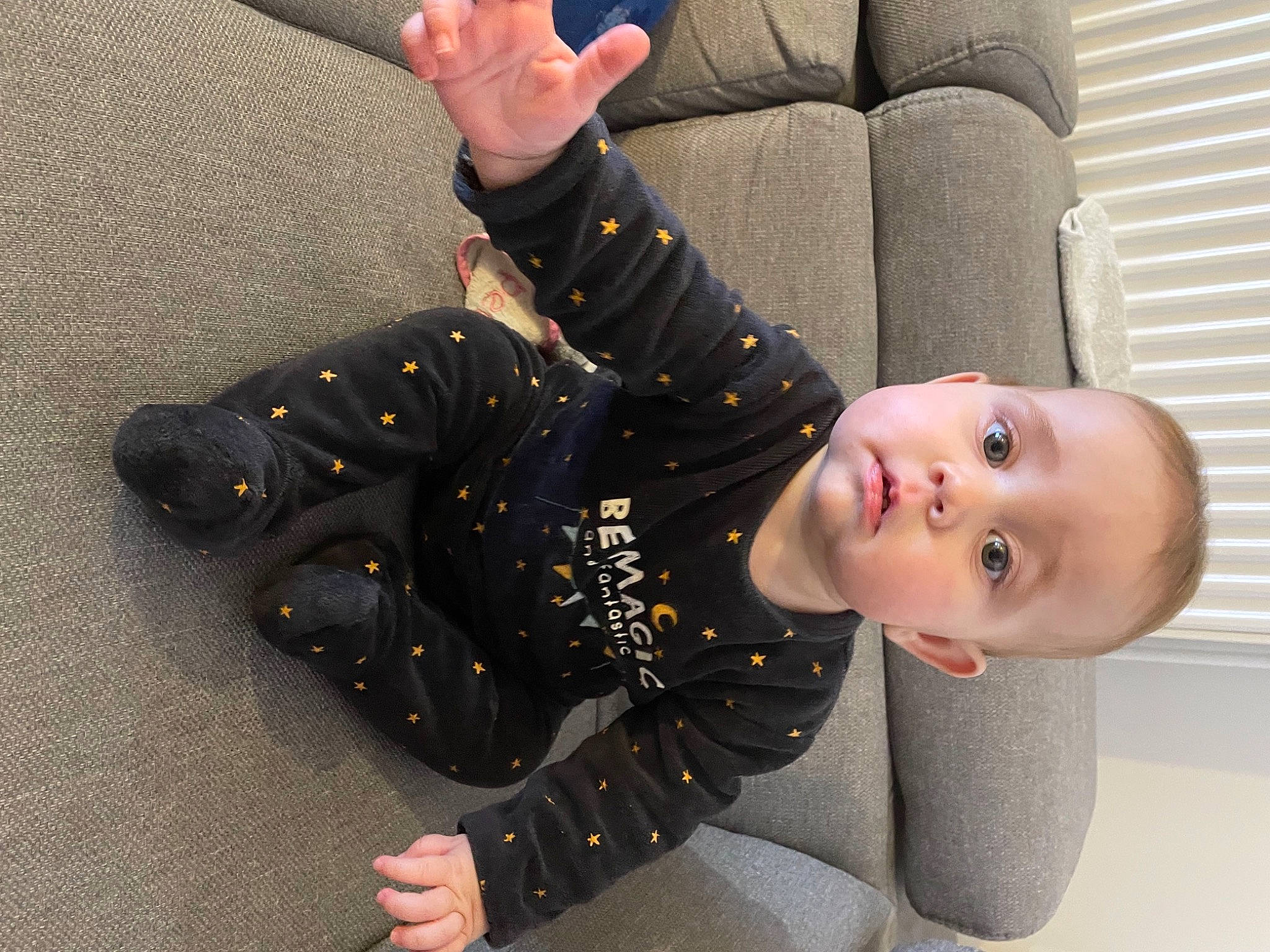 Nina a rejoint le concours — aidez-le/la à gagner de superbes lots ! child, comfort, cool, elbow, facial_expression, flooring, foot, fun, gesture, hand, happy, human_leg, joint, knee, pattern, person, sitting, sleeve, smile, thigh