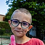 Leo a rejoint le concours — aidez-le/la à gagner de superbes lots ! child, boy, glasses, short_hair, popsicle, outdoor, summer, smile, face, portrait, red_shirt, food, treat, nature, greenery, daylight, happy, casual, background, youth