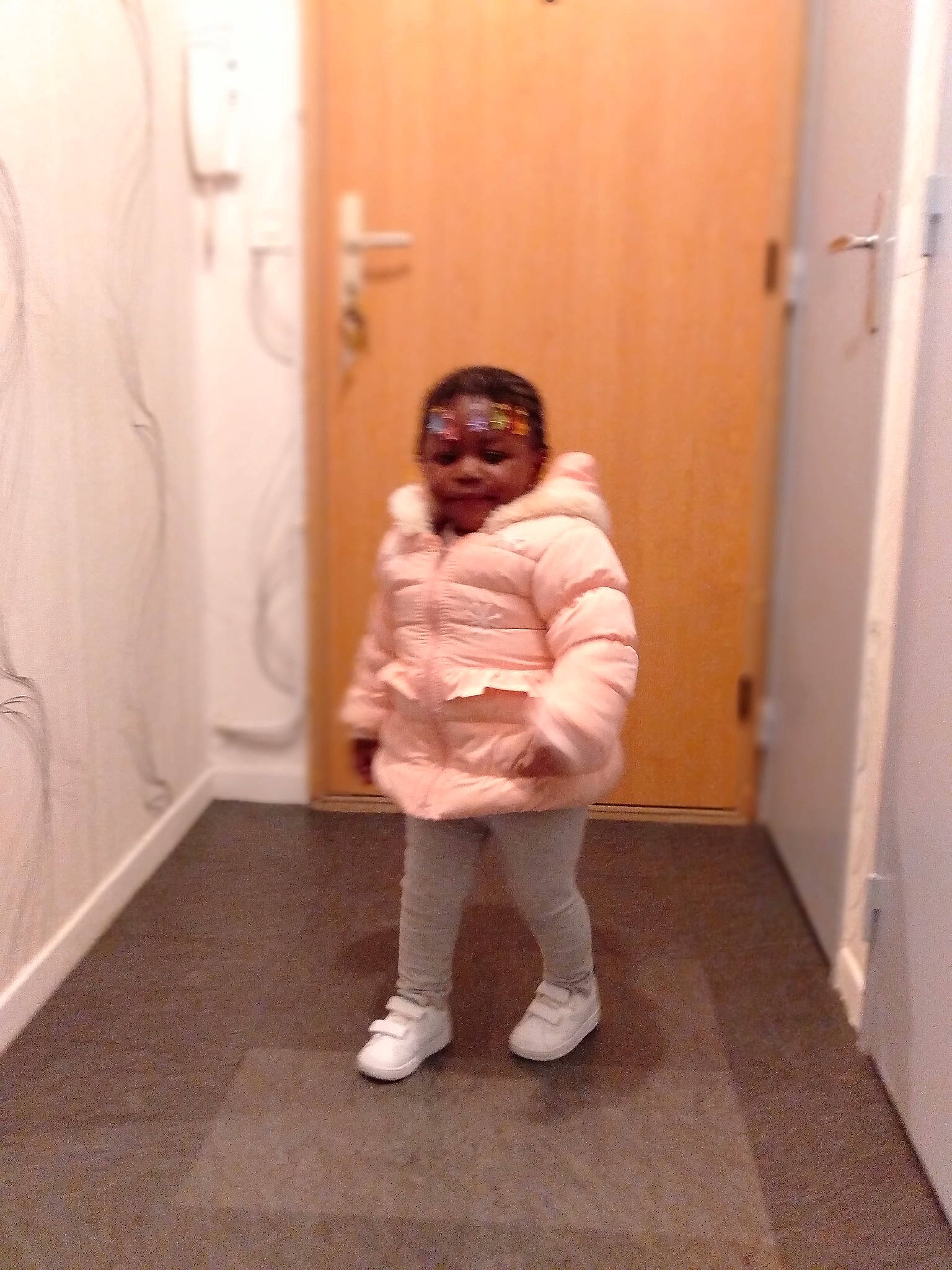 Loulou participe au concours pour gagner de l'argent avec cette photo : child, person, pink, plumbing_fixture, room, shoe, standing, toddler