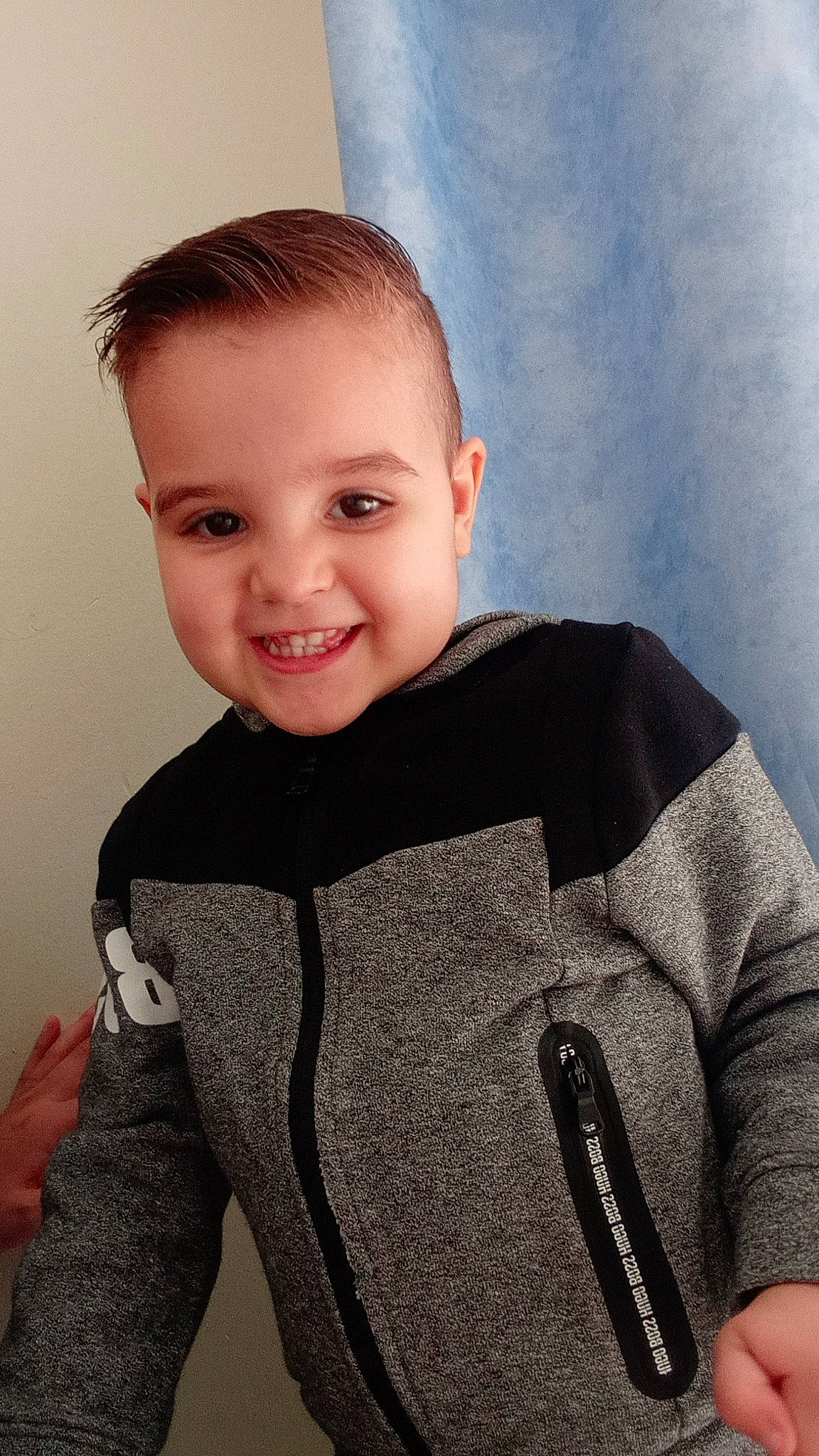 Zayn a rejoint le concours — aidez-le/la à gagner de superbes lots ! baby_toddler_clothing, cheek, collar, eye, face, facial_expression, finger, flash_photography, gesture, grey, hairstyle, happy, head, joy, neck, outerwear, person, skin, sleeve, smile