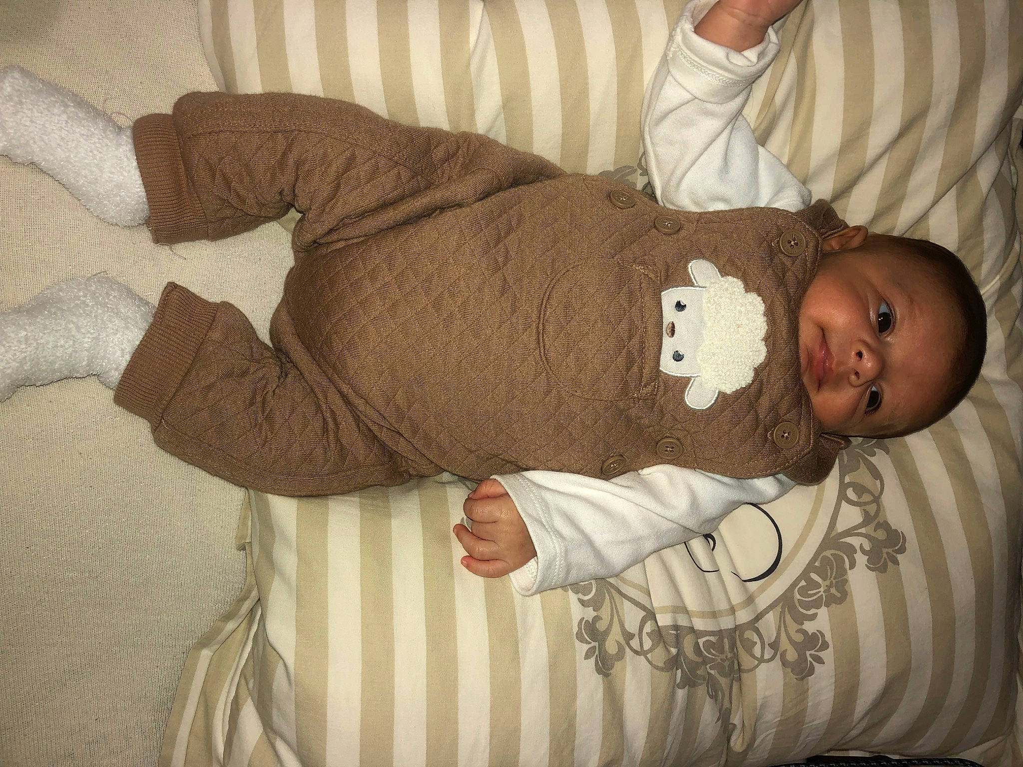 Dastanne participe au concours pour gagner de l'argent avec cette photo : baby, baby_products, baby_toddler_clothing, child, comfort, elbow, human_body, human_leg, knee, linens, pattern, person, room, sleeve, sock, toddler, vertebrate, wood, wool, woolen