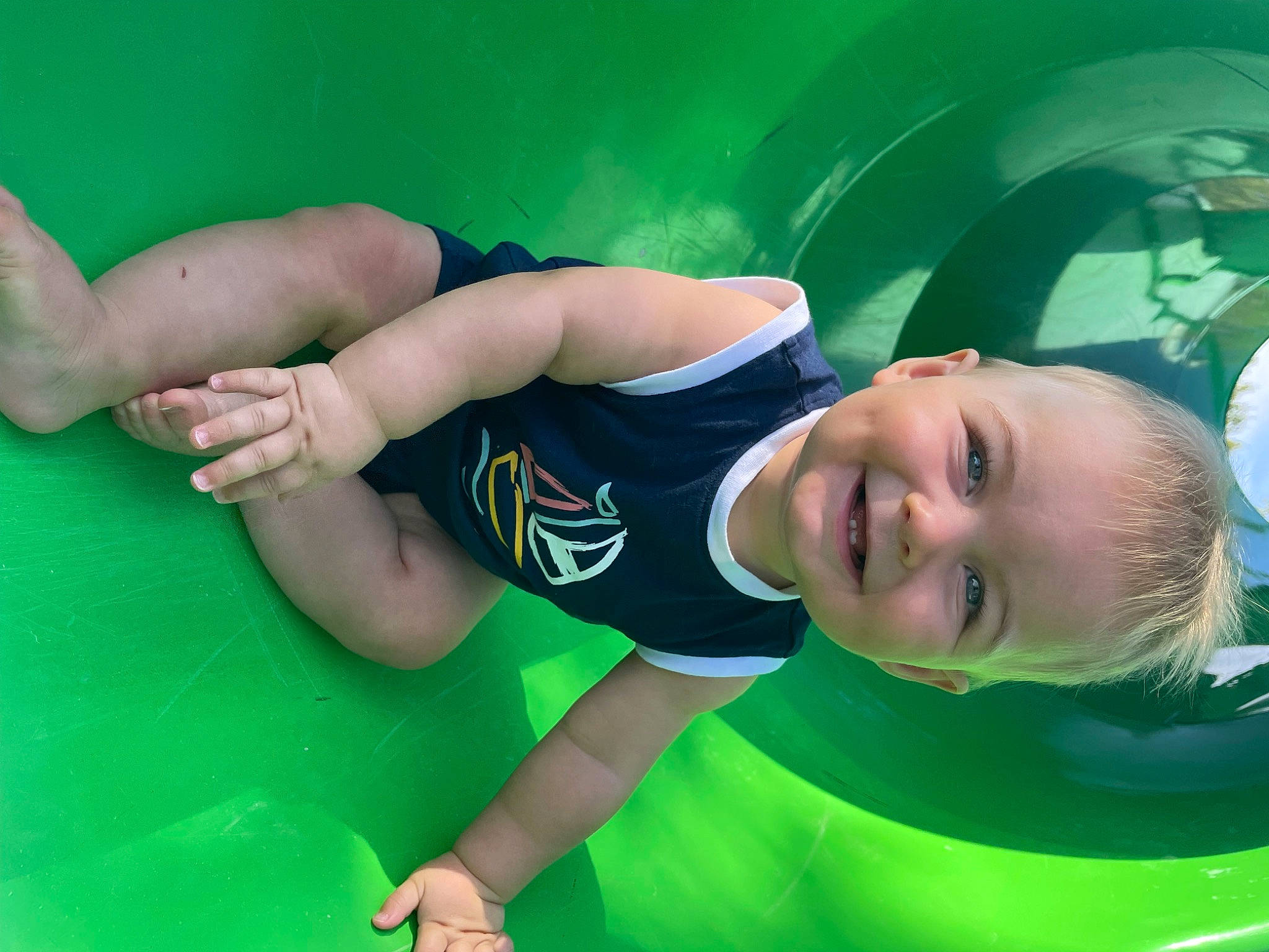 Noa participe au concours pour gagner de l'argent avec cette photo : baby, child, elbow, electric_blue, flash_photography, fun, grass, happy, human_leg, joy, knee, leisure, people_in_nature, person, personal_protective_equipment, recreation, smile, sports_gear, sportswear, thigh