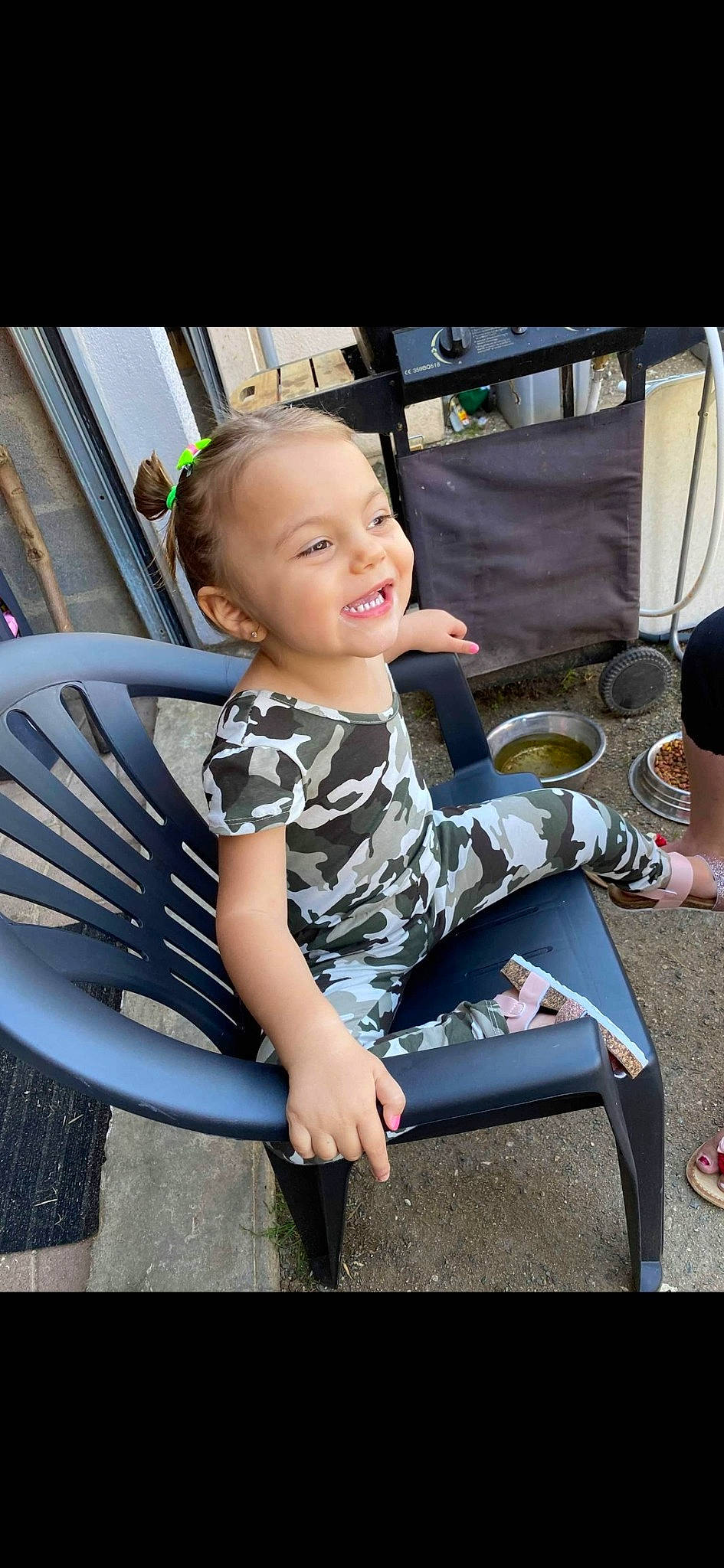 Khalyssa participe au concours pour gagner de l'argent avec cette photo : chair, child, joy, leg, person, sitting, smile, toddler