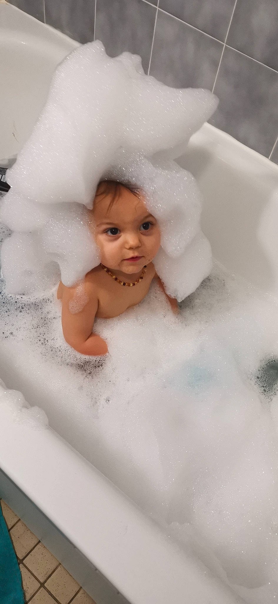 Khalyssa participe au concours pour gagner de l'argent avec cette photo : baby, baby_bathing, bathing, bathtub, child, foam, person, room, toddler