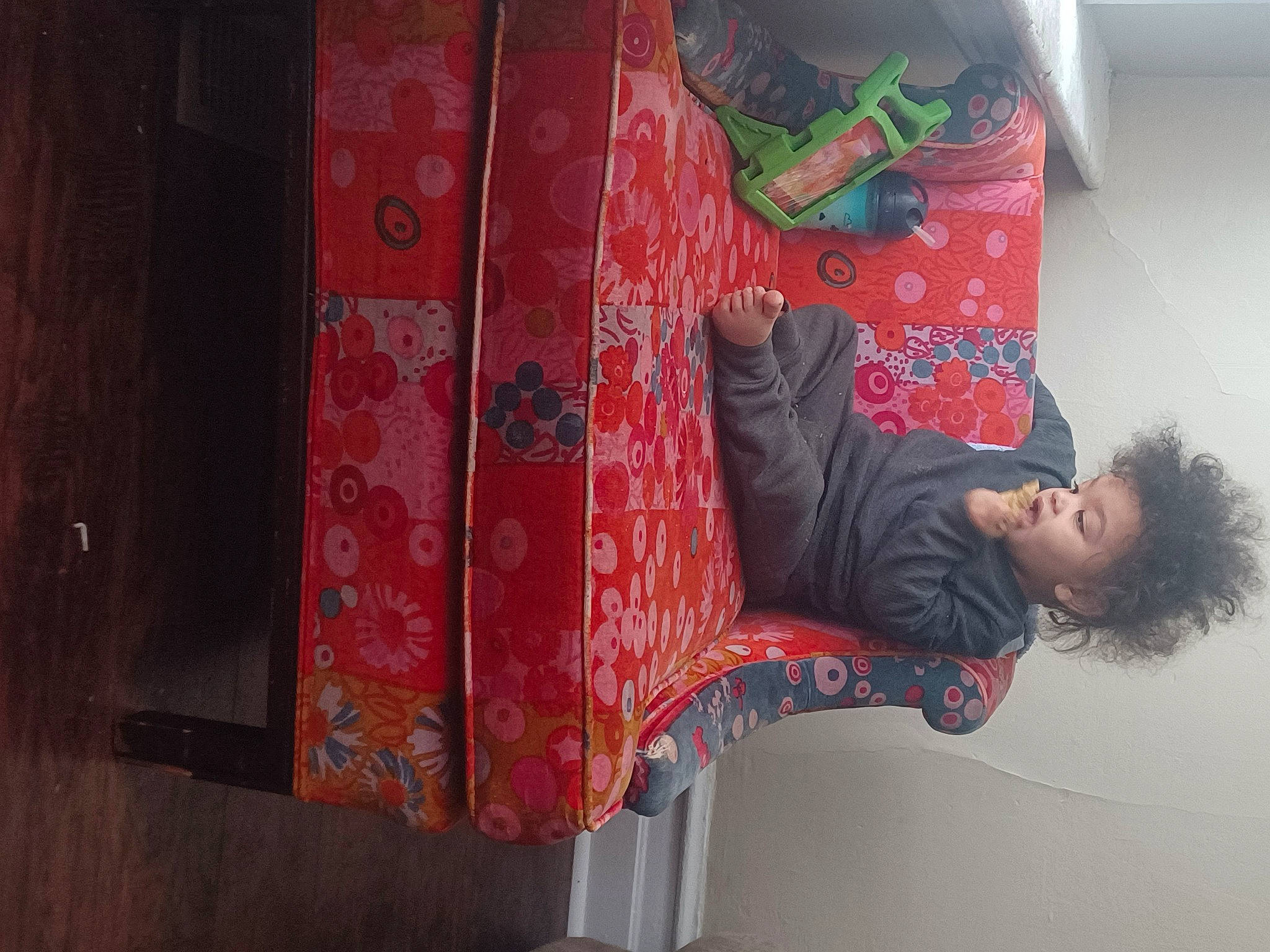 Niklaus is registered to the contest to win money with this photo: art, artist, ceiling, child, event, fashion_design, flooring, fun, house, leisure, magenta, pattern, person, pink, room, standing, visual_arts, wood