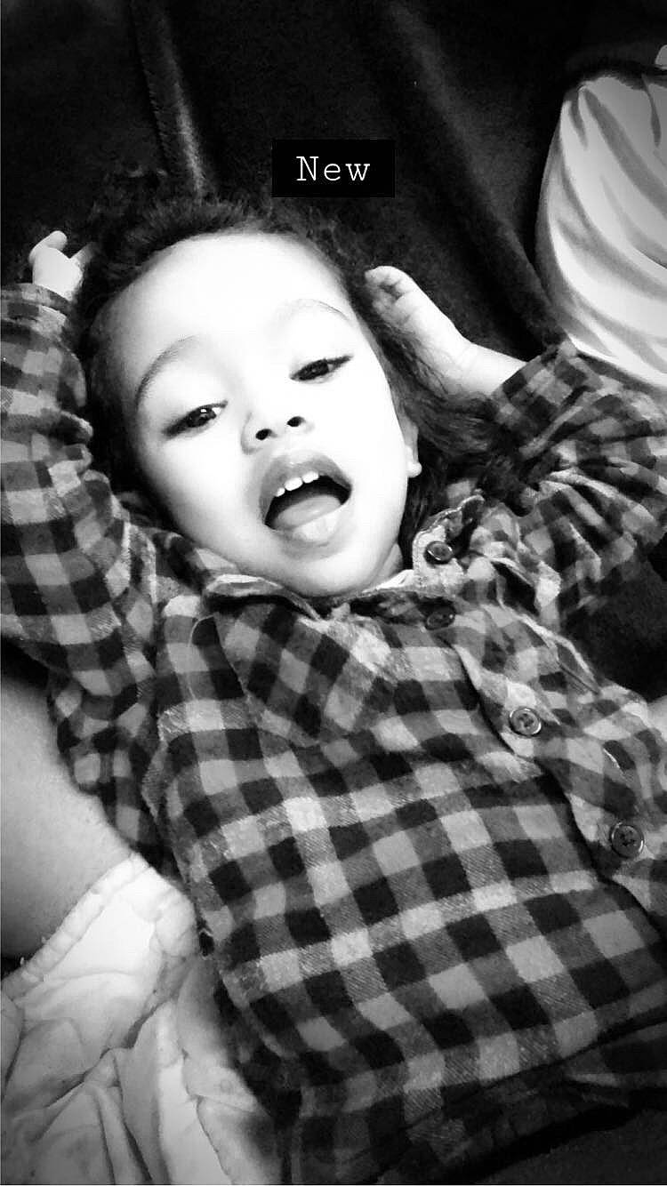 Melvin participe au concours pour gagner de l'argent avec cette photo : black_and_white, chin, comfort, cool, eyelash, flash_photography, gesture, happy, head, human, jaw, lip, mouth, nose, person, plaid, sleeve, smile, style, tartan