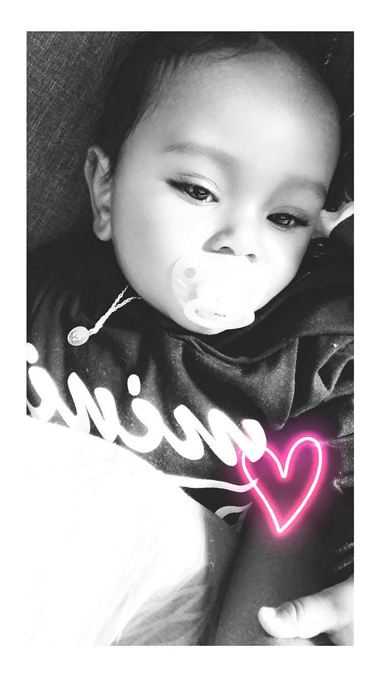 Melvin participe au concours pour gagner de l'argent avec cette photo : baby, black, black_and_white, child, cool, eye, eyebrow, eyelash, flash_photography, font, happy, lip, monochrome_photography, mouth, organ, person, sleeve, smile, style, t_shirt