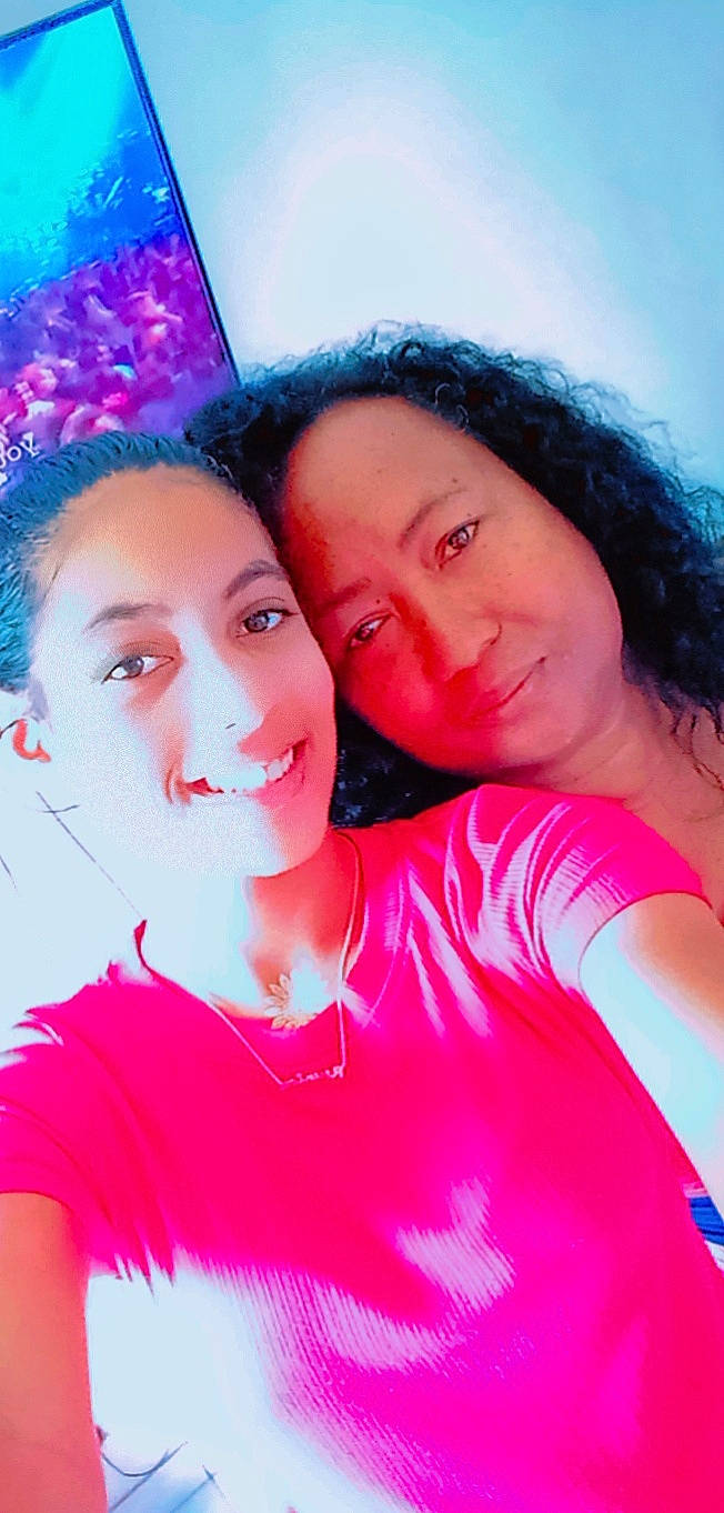 Shaznah participe au concours pour gagner de l'argent avec cette photo : beauty, cool, electric_blue, event, eyebrow, friendship, fun, gesture, hairstyle, happy, jewellery, joy, leisure, lip, magenta, mouth, person, pink, selfie, skin