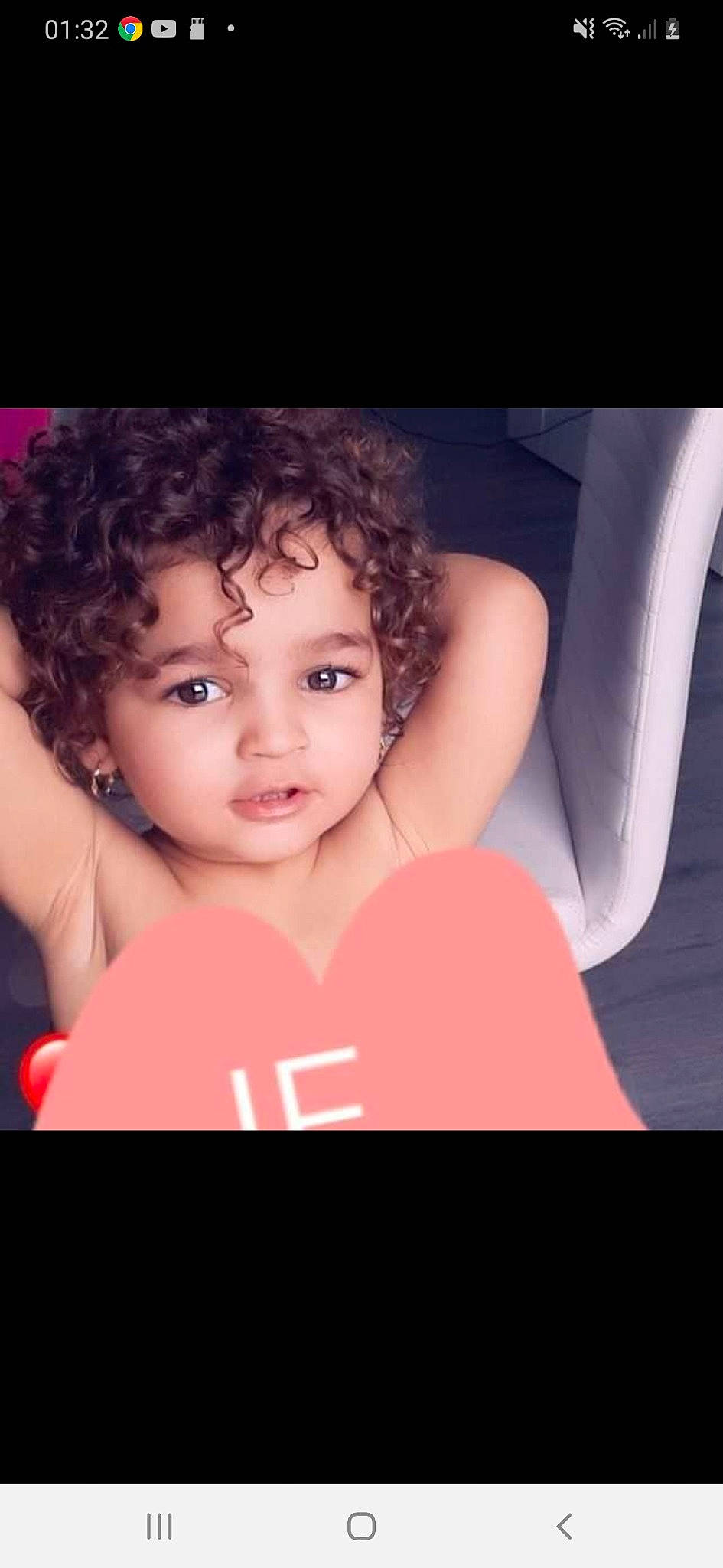 Carmen a rejoint le concours — aidez-le/la à gagner de superbes lots ! arm, cheek, eye, eyebrow, eyelash, finger, flash_photography, gesture, hair, hand, happy, human_body, iris, lip, mouth, neck, nose, person, shoulder, skin