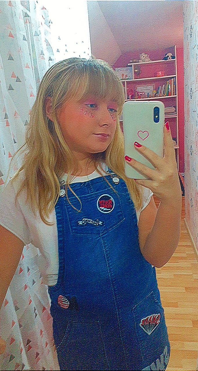 Noemie participe au concours pour gagner de l'argent avec cette photo : bangs, blond, brown_hair, button, collar, communication_device, curtain, finger, hair_coloring, hime_cut, layered_hair, long_hair, mobile_phone, overall, person, pocket, portable_communications_device, refrigerator, selfie, sleeve