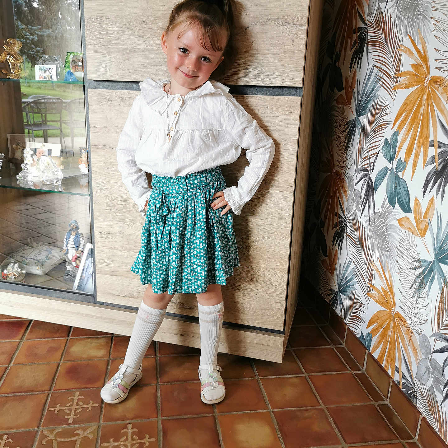 Lina a rejoint le concours — aidez-le/la à gagner de superbes lots ! blouse, chair, child, clothing, dress, eveningdress, female, footwear, formalwear, girl, hardwood, longsleeve, miniskirt, path, person, shoe, skirt, sleeve, walkway, wood