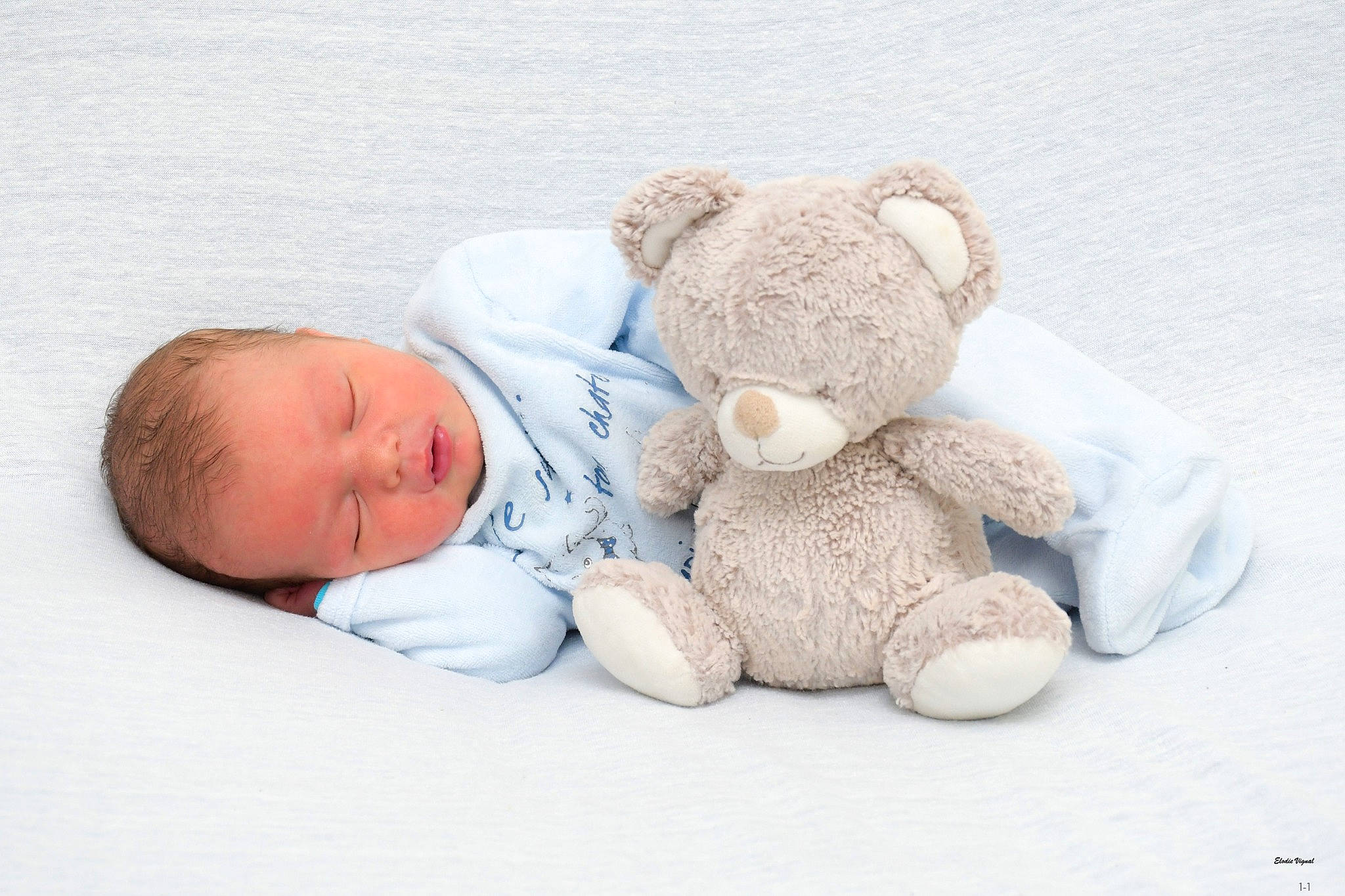 Zack a rejoint le concours — aidez-le/la à gagner de superbes lots ! baby, baby_products, baby_sleeping, baby_toddler_clothing, baby_toys, bed, child, comfort, fur, linens, mammal, person, plush, room, skin, stuffed_toy, teddy_bear, toddler, toy, vertebrate