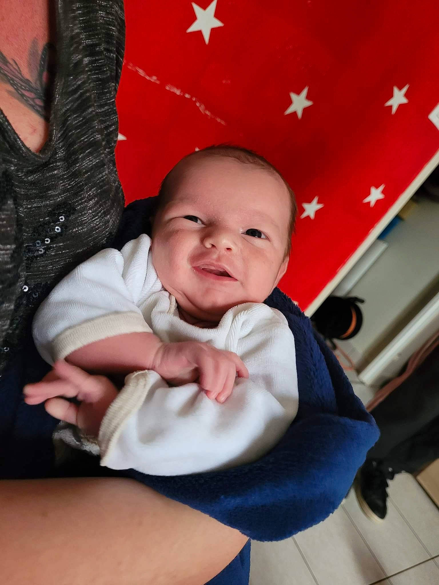 Zack participe au concours pour gagner de l'argent avec cette photo : baby, baby_toddler_clothing, carmine, cheek, child, comfort, eye, finger, fun, happy, head, lap, person, room, sitting, skin, sleeve, smile, thumb, toddler