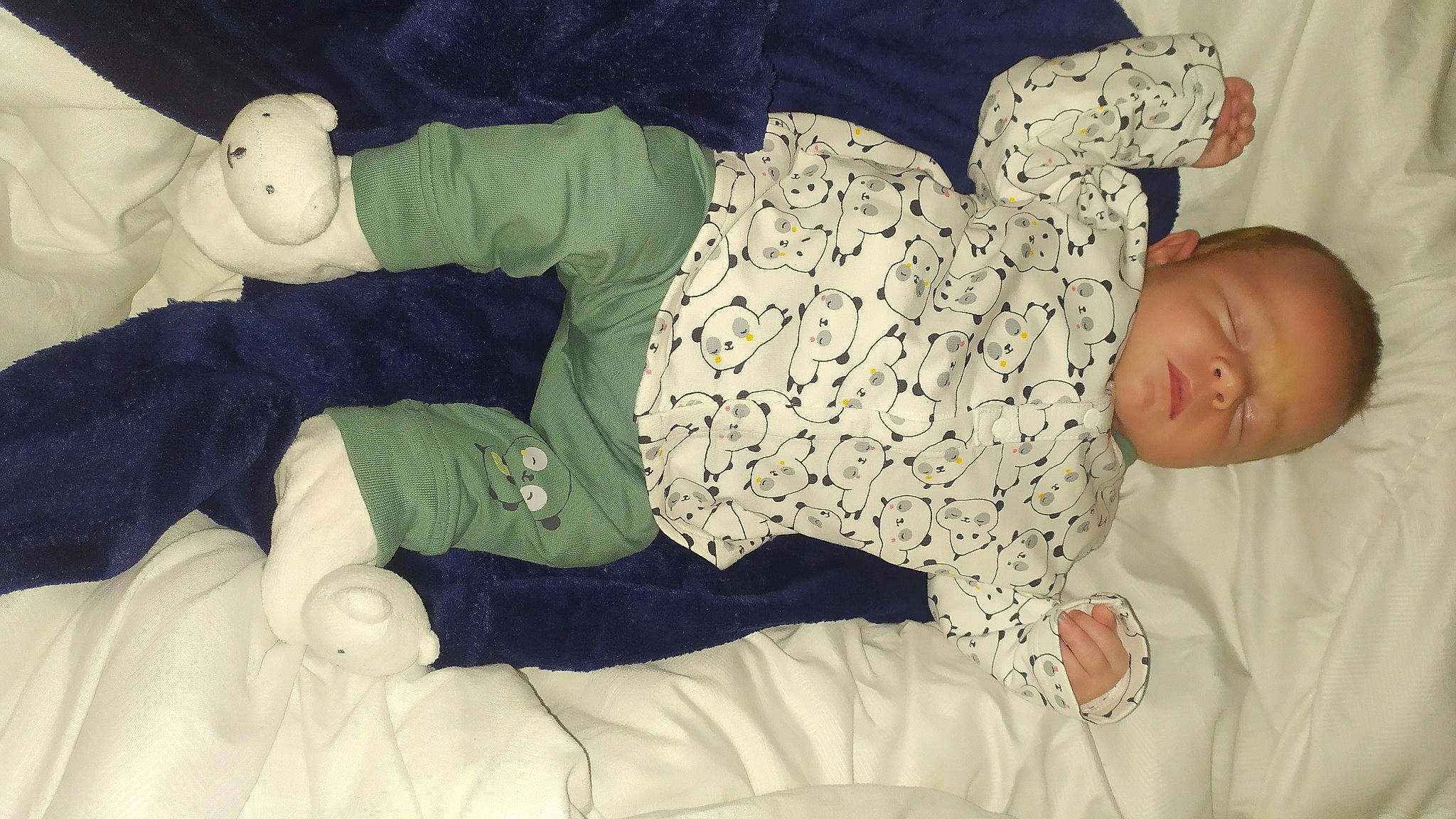 Zack a rejoint le concours — aidez-le/la à gagner de superbes lots ! baby, baby_products, baby_sleeping, baby_toddler_clothing, bedtime, child, comfort, elbow, human_body, joint, knee, leg, linens, nap, person, room, sitting, sleep, sleeve, thigh