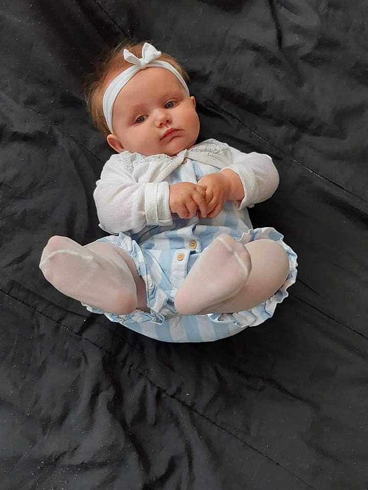 Anaïs a rejoint le concours — aidez-le/la à gagner de superbes lots ! baby, baby_products, baby_toddler_clothing, cheek, child, comfort, embellishment, fashion_accessory, flash_photography, fun, head, headwear, human_leg, pattern, person, portrait_photography, sitting, sleeve, sock, toddler