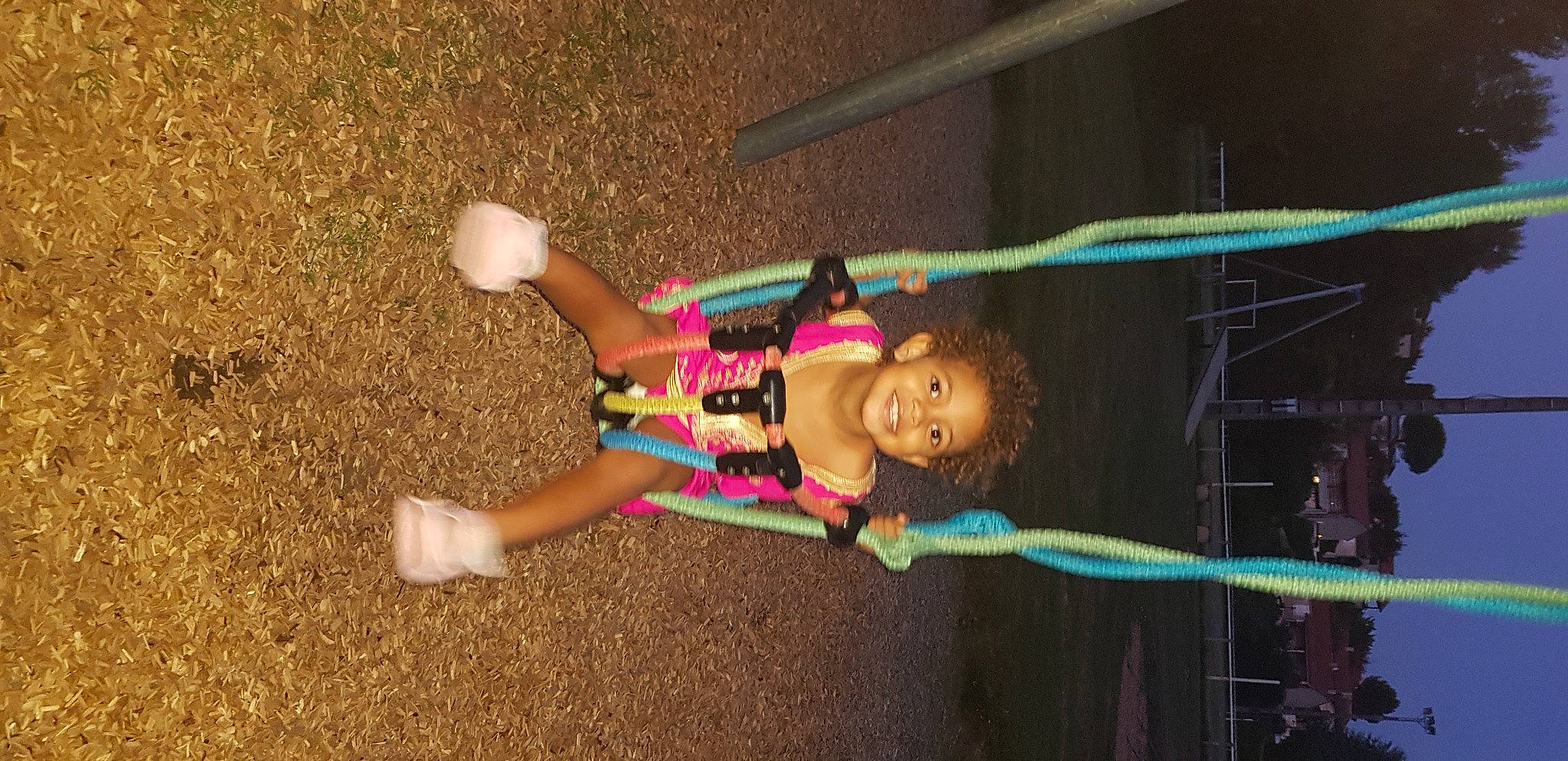 Onrouyati a rejoint le concours — aidez-le/la à gagner de superbes lots ! child, entertainment, event, fun, grass, happy, hula_hoop, joy, leisure, magenta, performing_arts, person, play, recreation, sandal, smile, sock, sports_toy, thigh, toddler