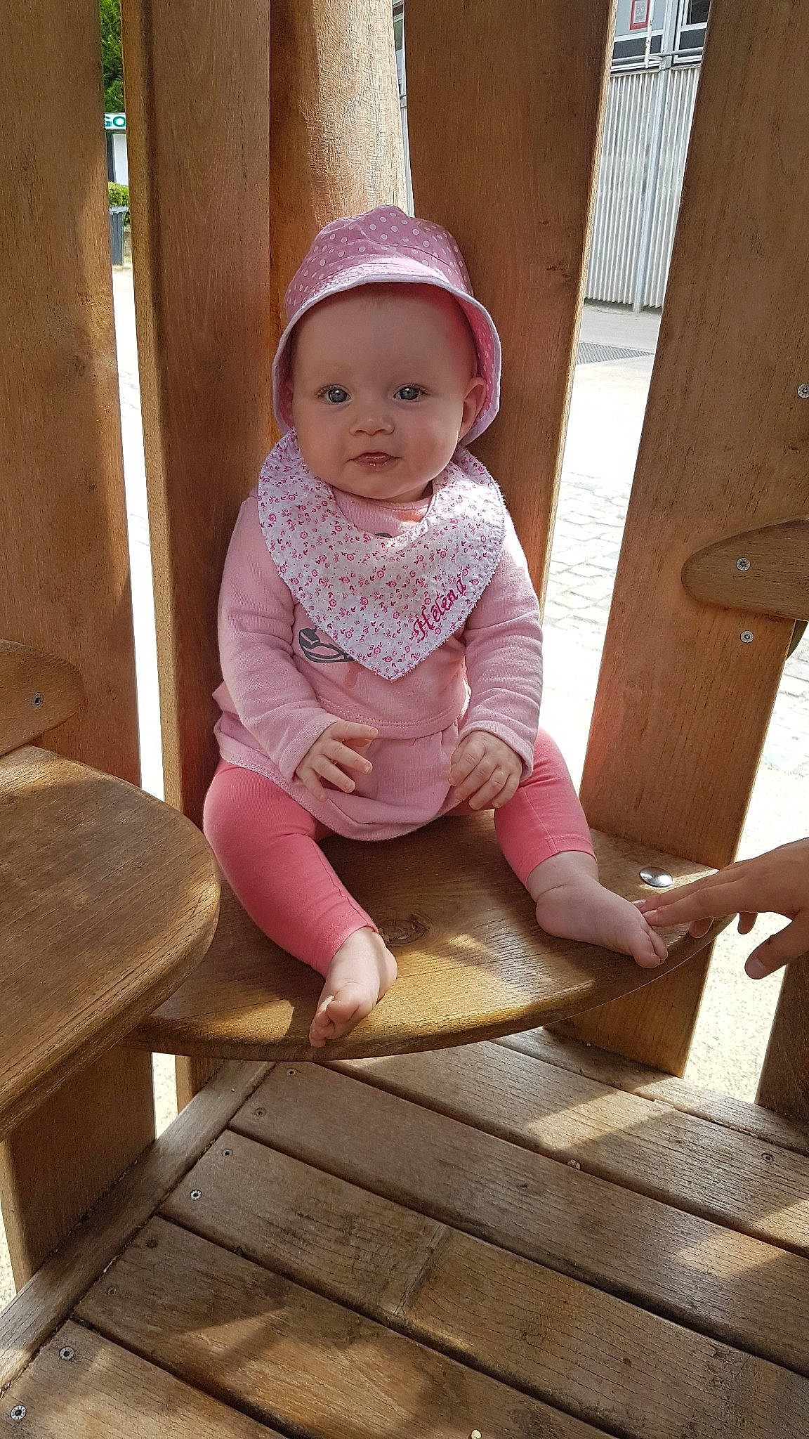 Hélèna a rejoint le concours — aidez-le/la à gagner de superbes lots ! child, person, toddler, wood