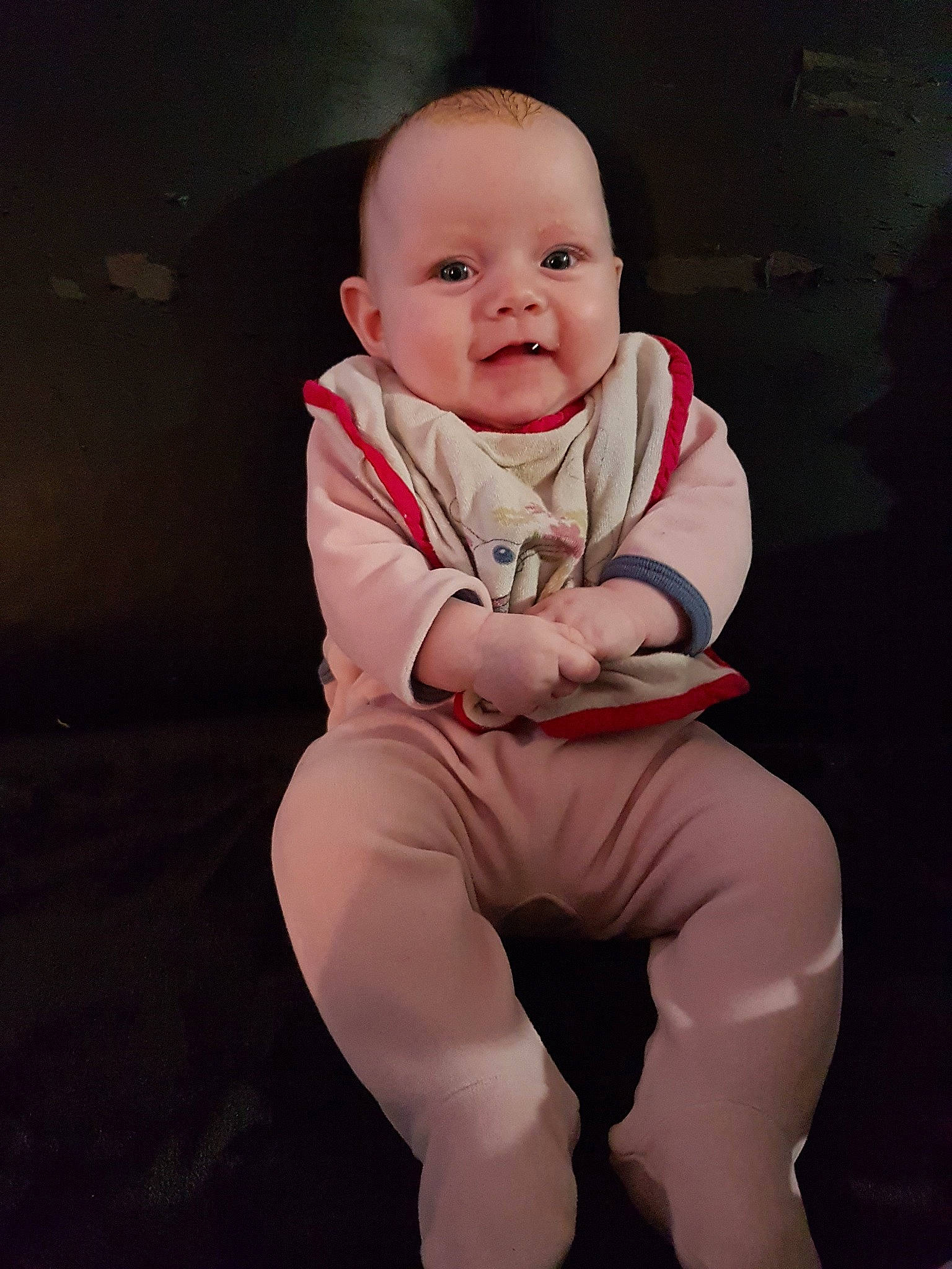 Hélèna a rejoint le concours — aidez-le/la à gagner de superbes lots ! baby, cheek, child, eye, face, fun, head, leg, lip, person, pink, sitting, skin, sleeve, smile, space, toddler