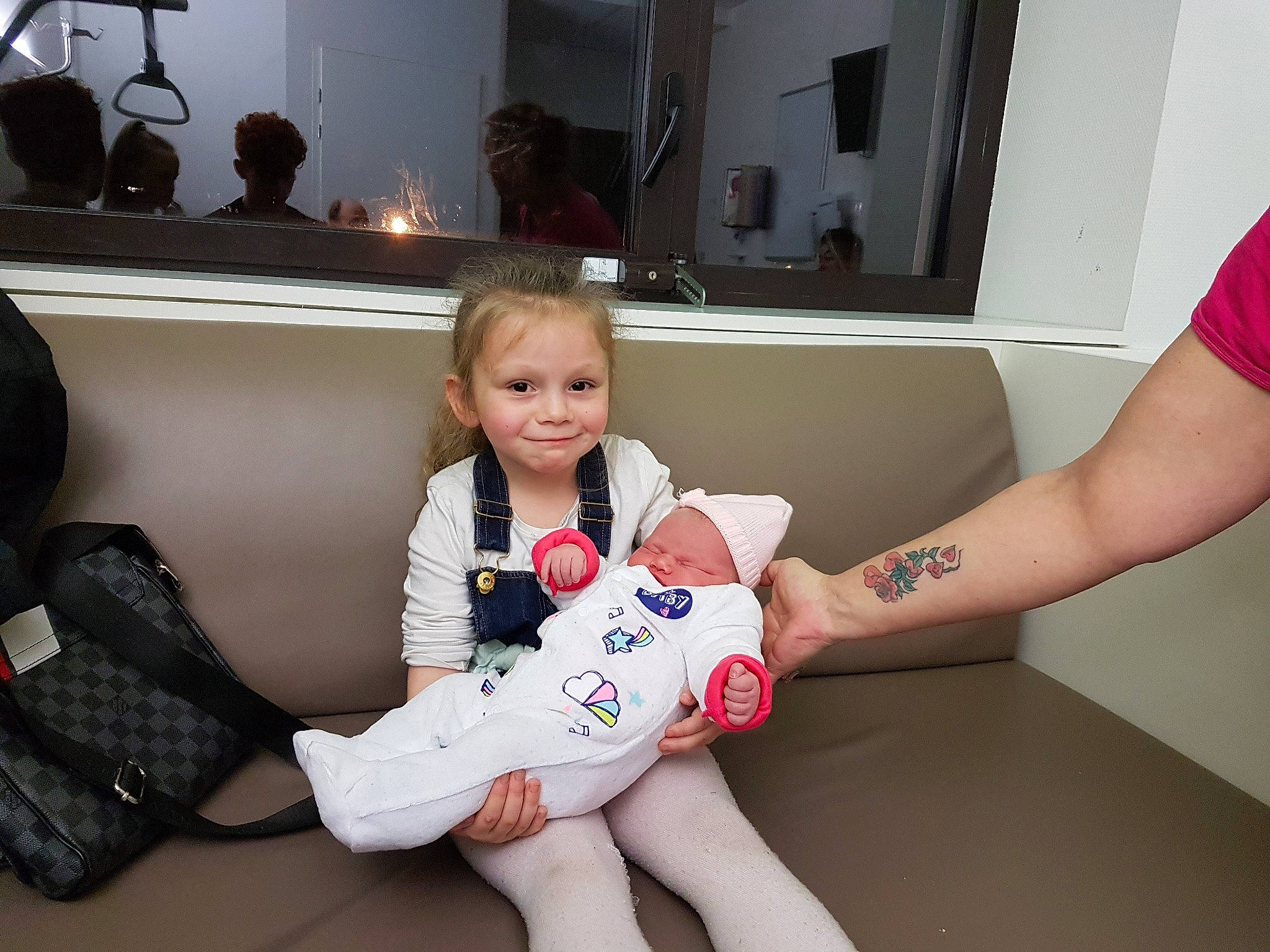 Chloé participe au concours pour gagner de l'argent avec cette photo : arm, child, finger, footwear, fun, girl, hand, human_body, infant, joint, joy, leg, person, product, shoe, skin, toddler