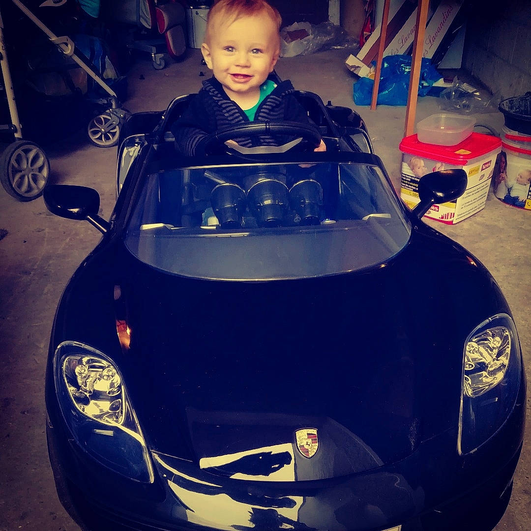 Hugo participe au concours pour gagner de l'argent avec cette photo : auto_show, automotive_design, automotive_lighting, car, concept_car, coupe, electric_blue, headlamp, hood, joy, land_vehicle, person, race_car, sports_car, supercar, vehicle, windshield