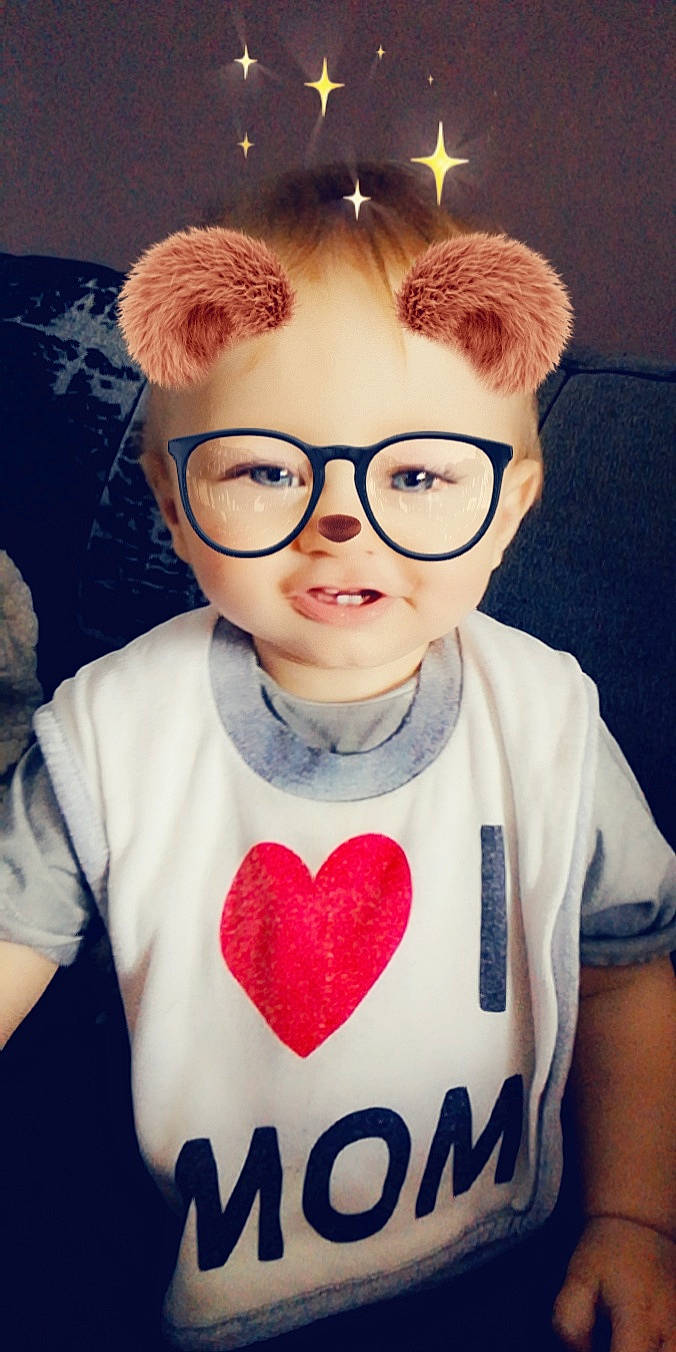 Hugo a rejoint le concours — aidez-le/la à gagner de superbes lots ! cheek, cool, ear, eyebrow, eyewear, face, forehead, glasses, hair, hairstyle, head, headwear, heart, lip, mouth, nose, organ, person, pink, selfie