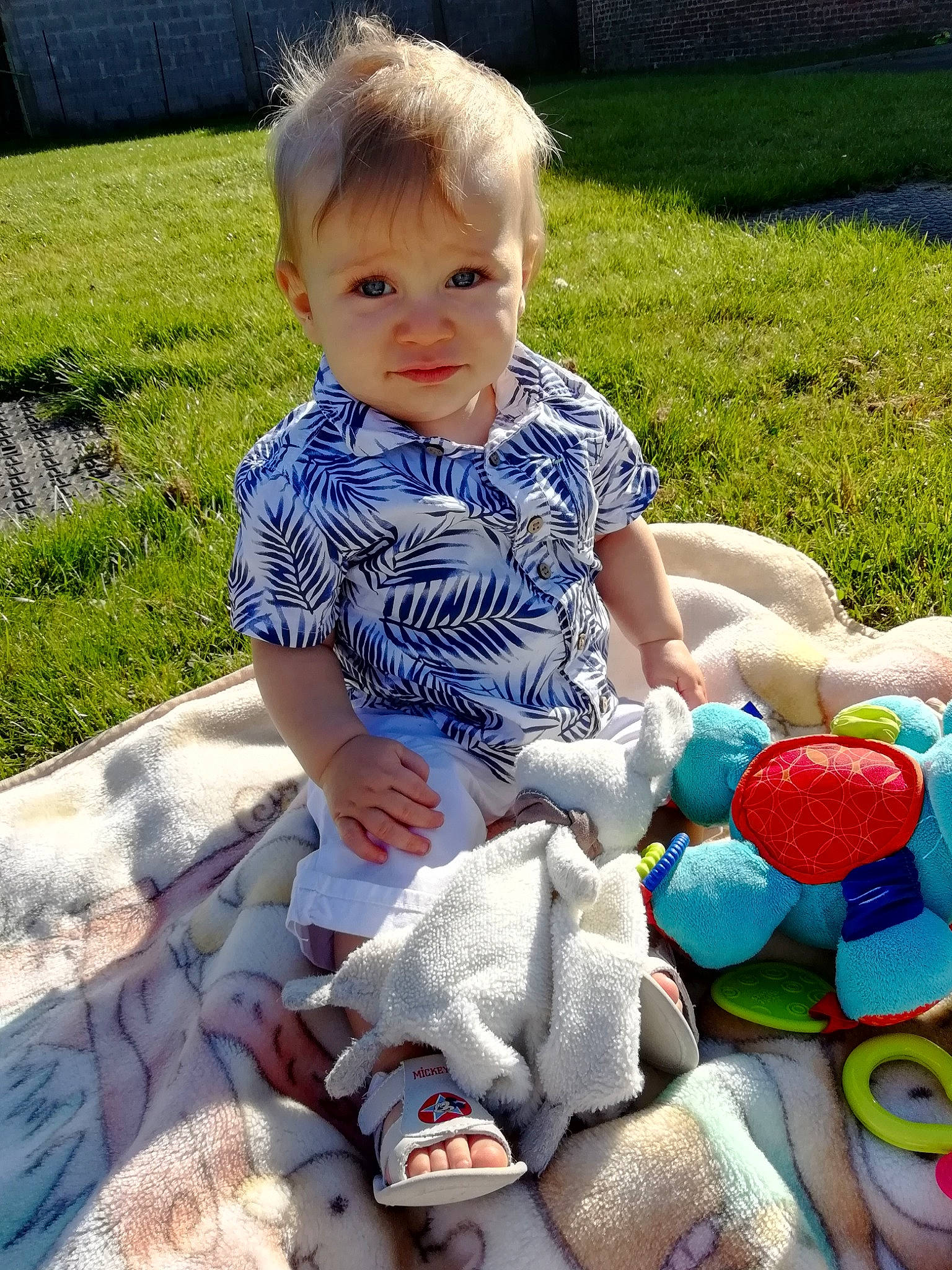 Hugo a rejoint le concours — aidez-le/la à gagner de superbes lots ! baby_toddler_clothing, child, person, play, toddler